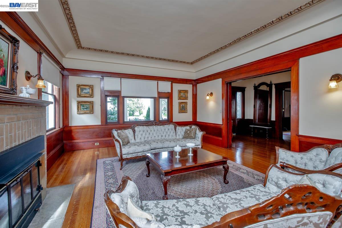 Detail Gallery Image 9 of 40 For 2056 Santa Clara Ave, Alameda,  CA 94501 - 5 Beds | 2 Baths