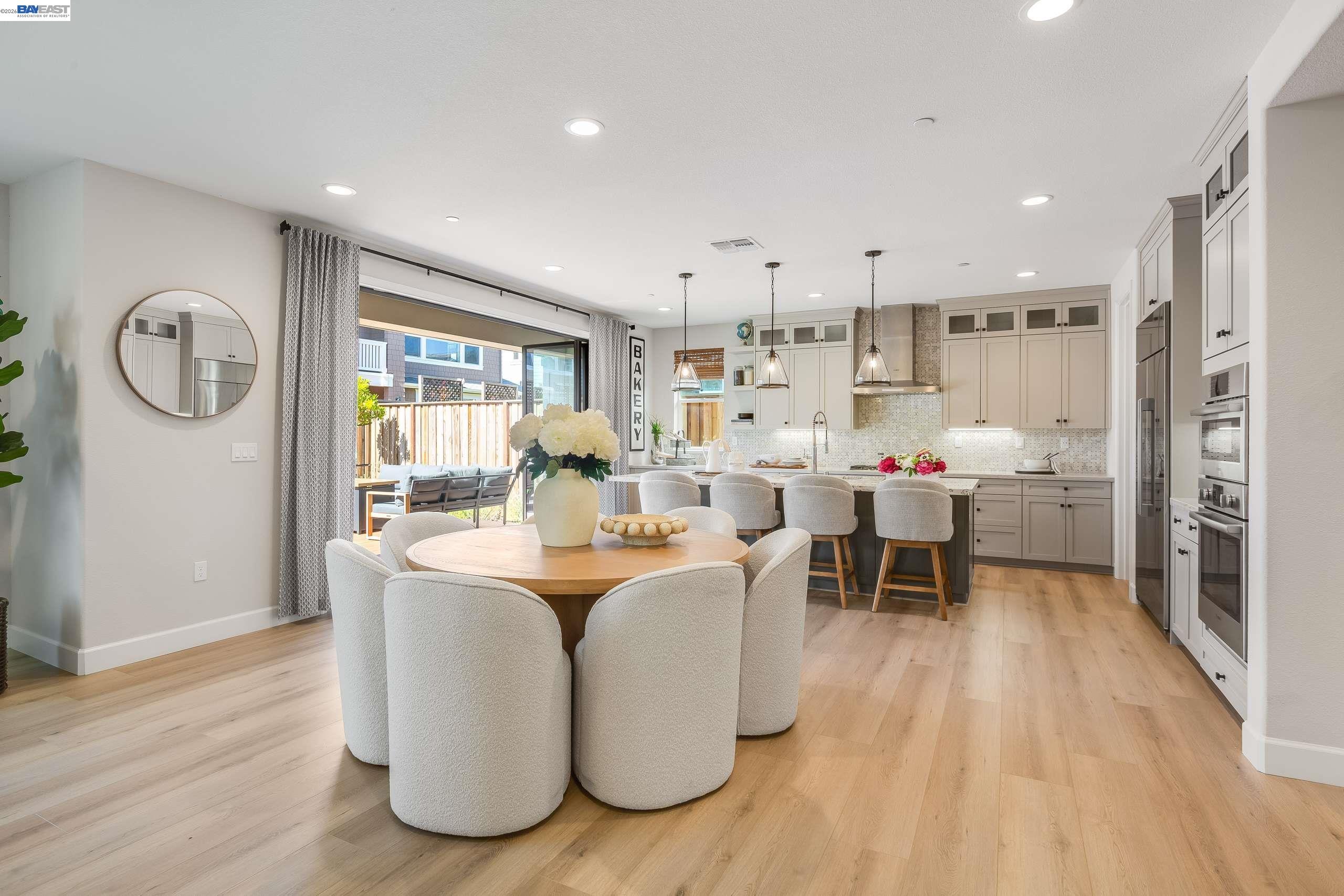 Detail Gallery Image 12 of 42 For 32651 Singh Circle, Union City,  CA 94587 - 5 Beds | 4/1 Baths