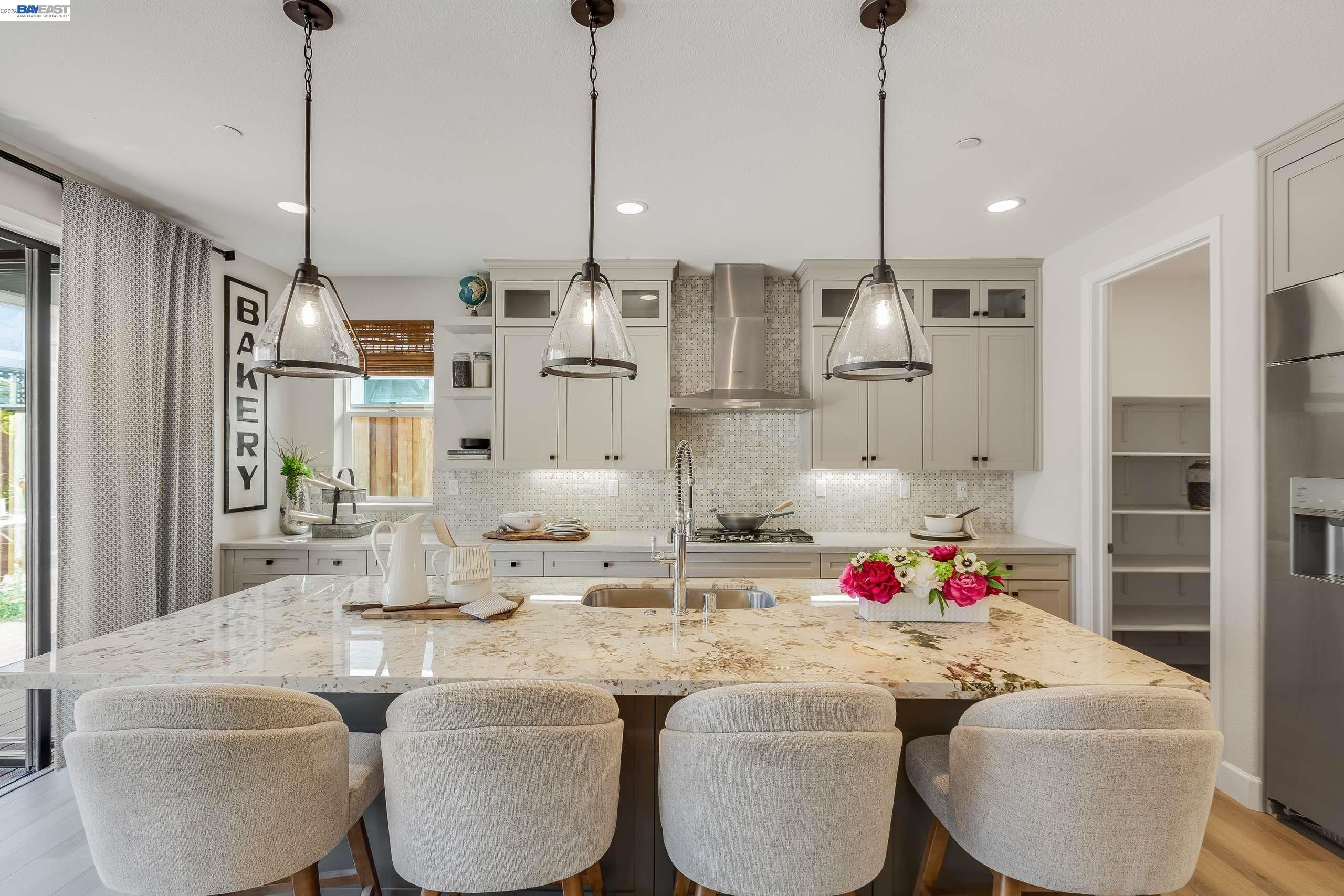 Detail Gallery Image 13 of 42 For 32651 Singh Circle, Union City,  CA 94587 - 5 Beds | 4/1 Baths