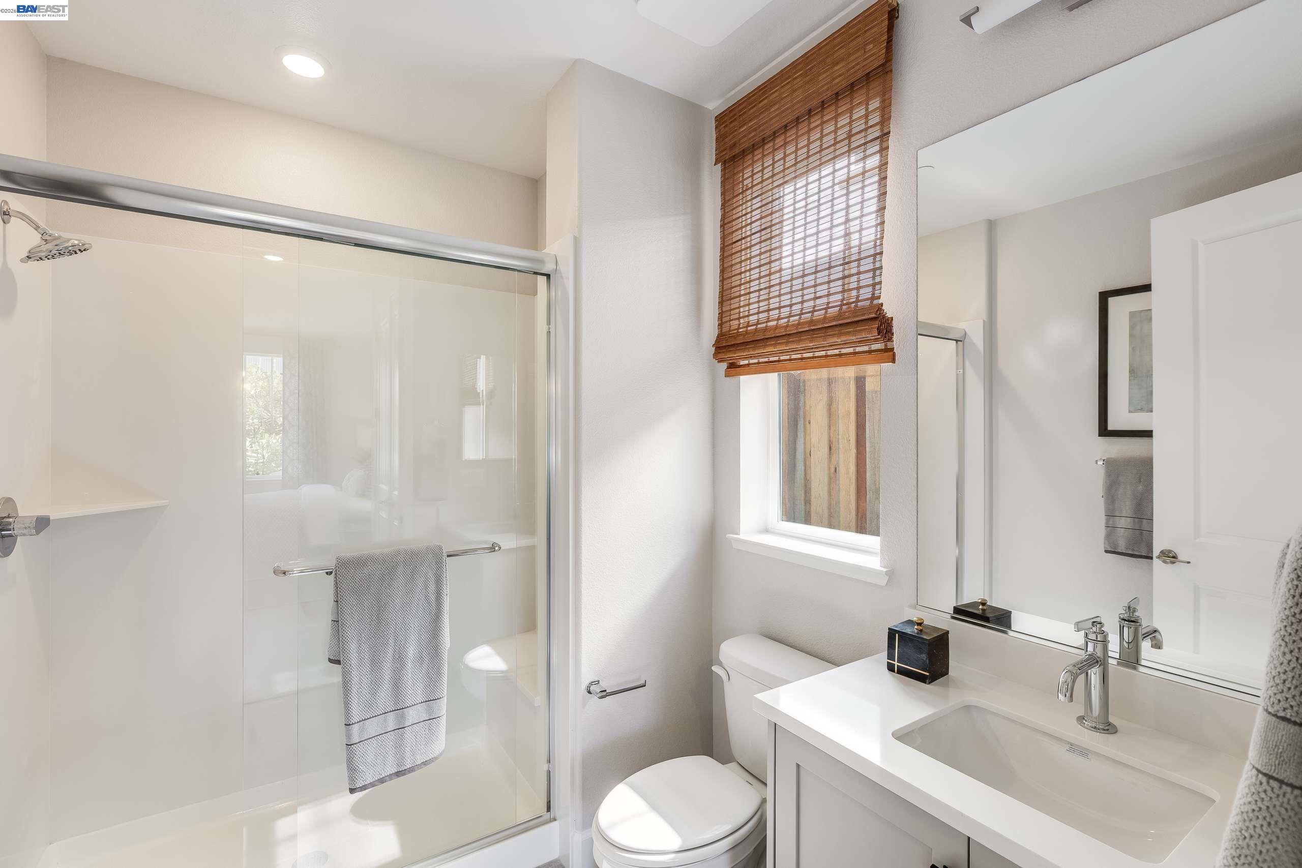 Detail Gallery Image 8 of 42 For 32651 Singh Circle, Union City,  CA 94587 - 5 Beds | 4/1 Baths