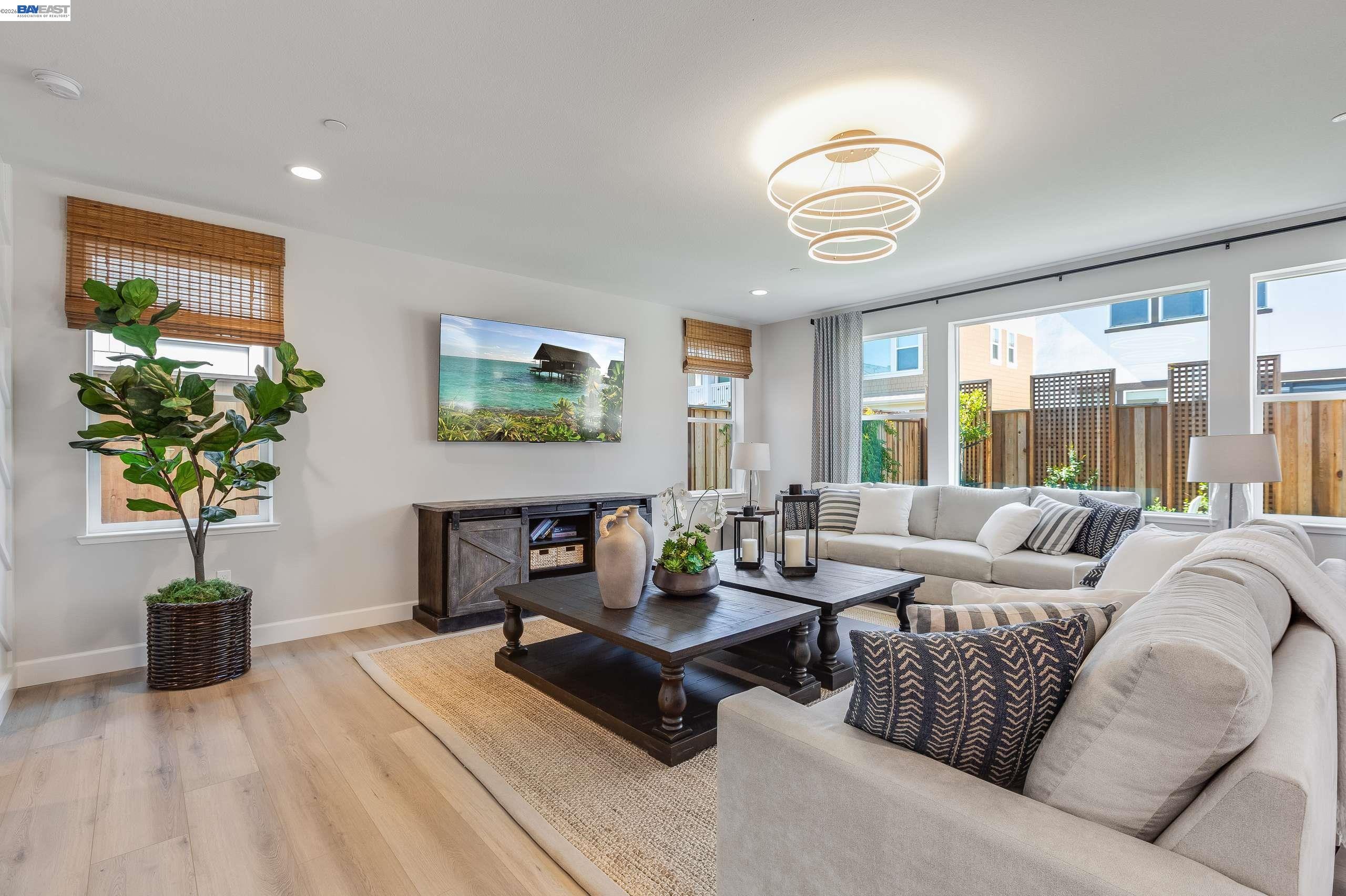 Detail Gallery Image 9 of 42 For 32651 Singh Circle, Union City,  CA 94587 - 5 Beds | 4/1 Baths