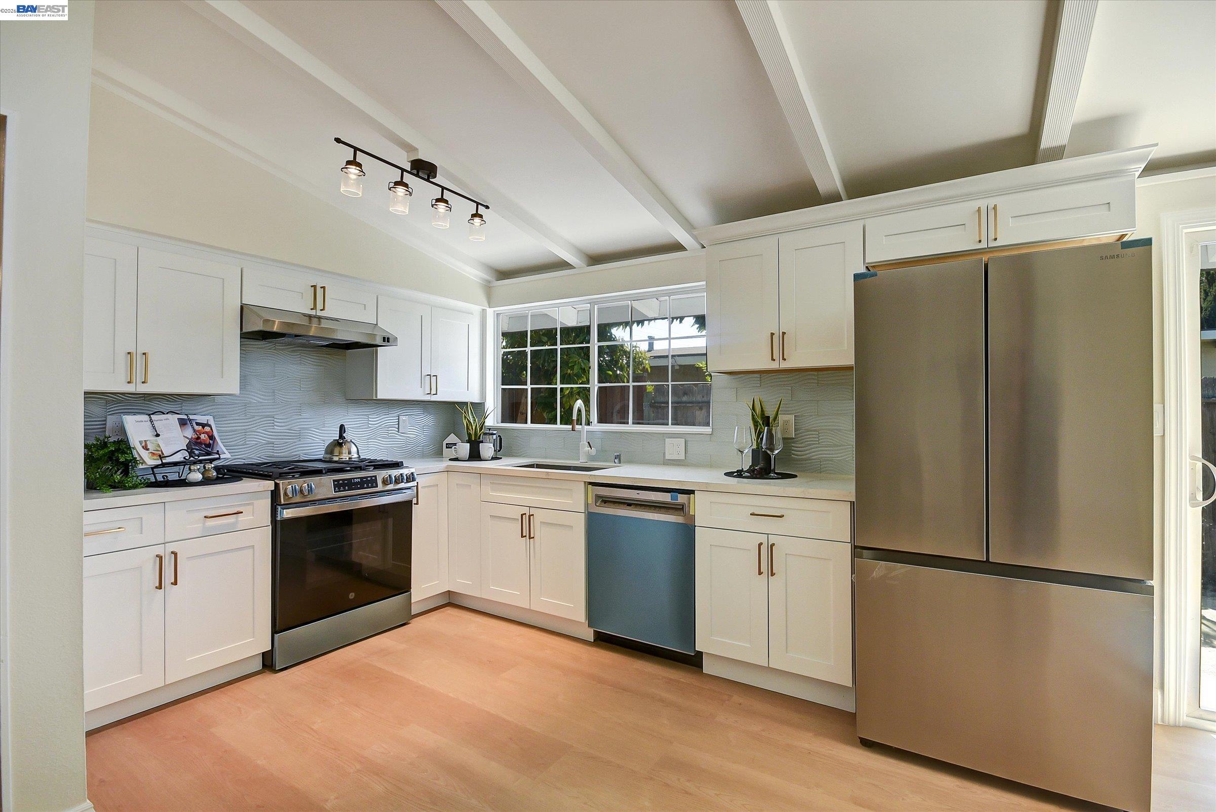 Detail Gallery Image 7 of 25 For 1215 Oak Creek Way, Sunnyvale,  CA 94089 - 3 Beds | 2 Baths