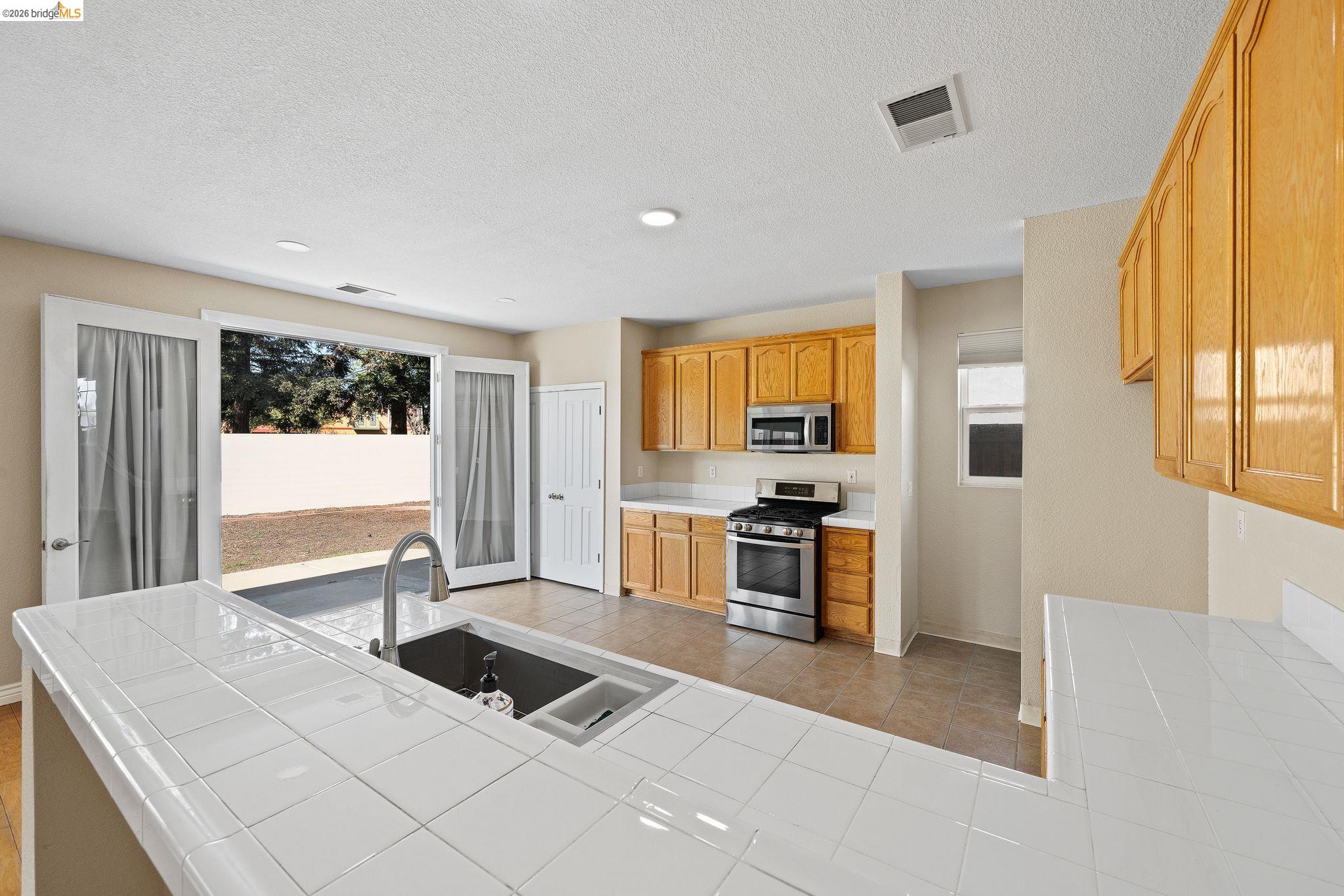 Detail Gallery Image 13 of 52 For 5019 Fernbank, Antioch,  CA 94513 - 5 Beds | 3/1 Baths