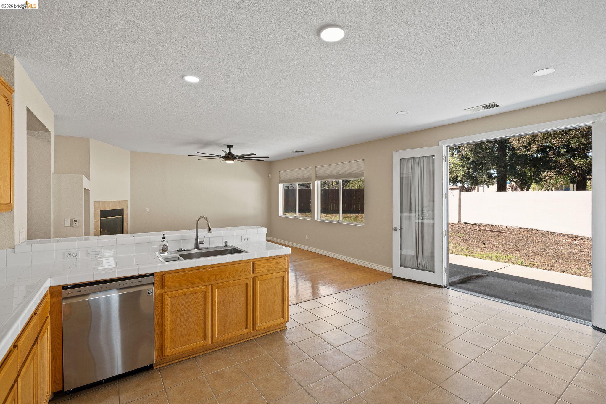 Detail Gallery Image 16 of 52 For 5019 Fernbank, Antioch,  CA 94513 - 5 Beds | 3/1 Baths