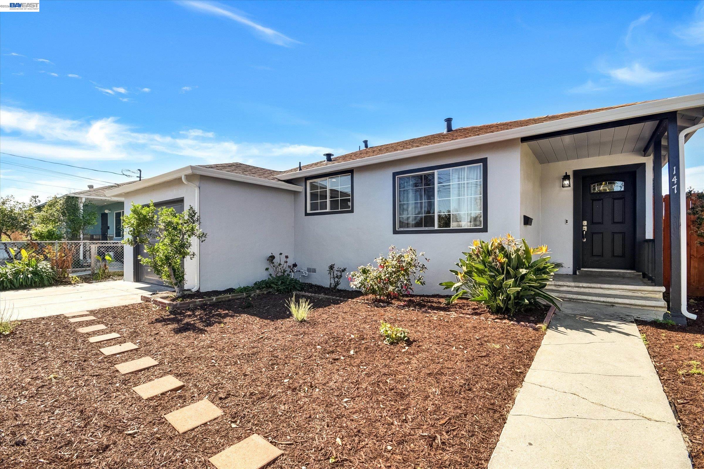 Detail Gallery Image 2 of 38 For 147 Wisteria Dr, East Palo Alto,  CA 94303 - 3 Beds | 1 Baths
