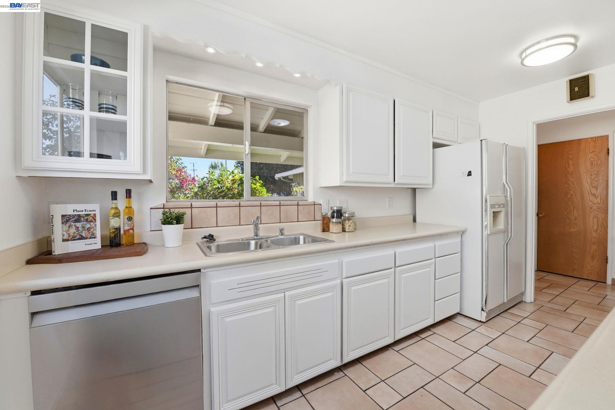 Detail Gallery Image 7 of 38 For 24889 Bland St, Hayward,  CA 94541 - 2 Beds | 1/1 Baths