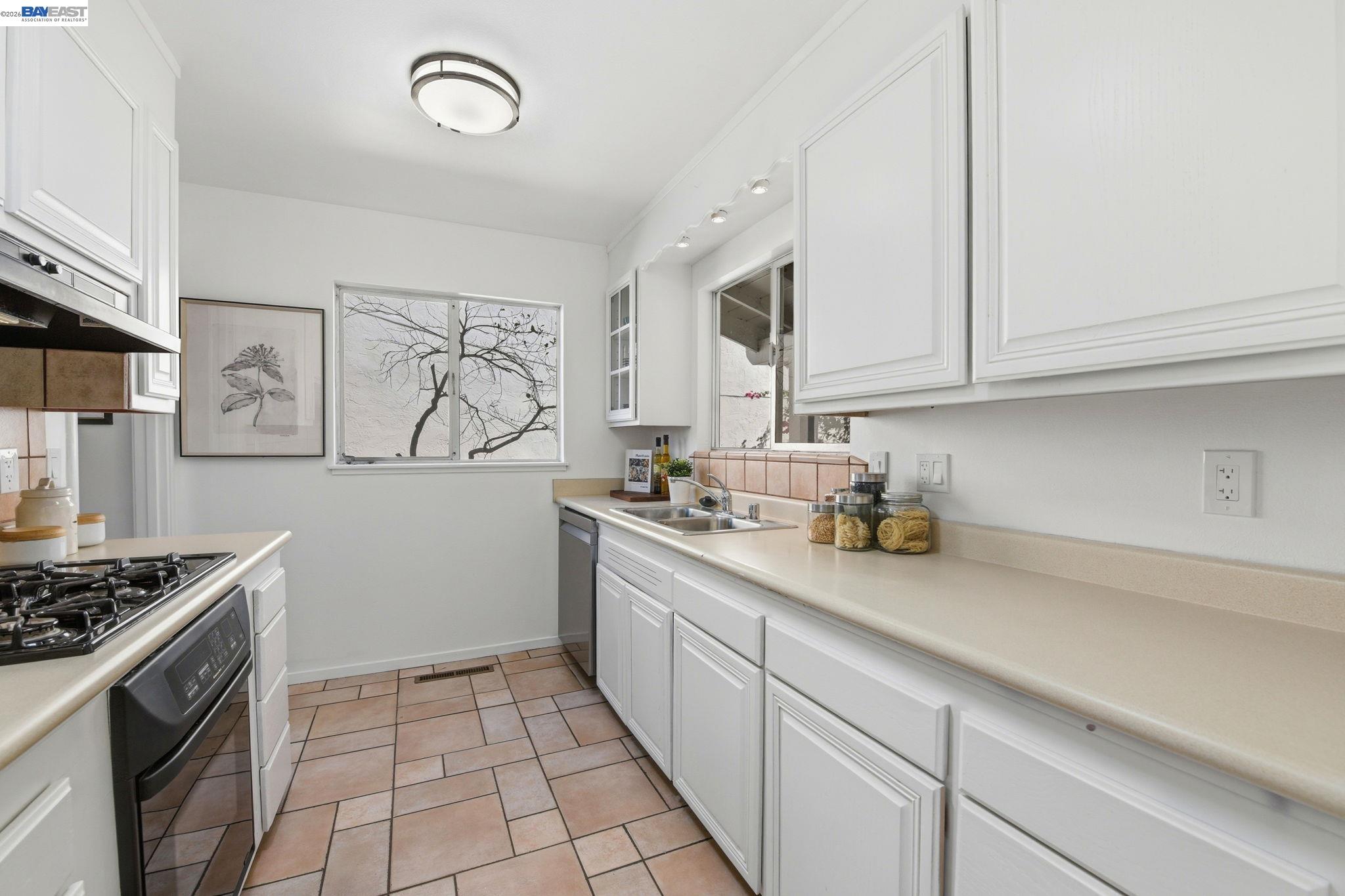 Detail Gallery Image 8 of 38 For 24889 Bland St, Hayward,  CA 94541 - 2 Beds | 1/1 Baths