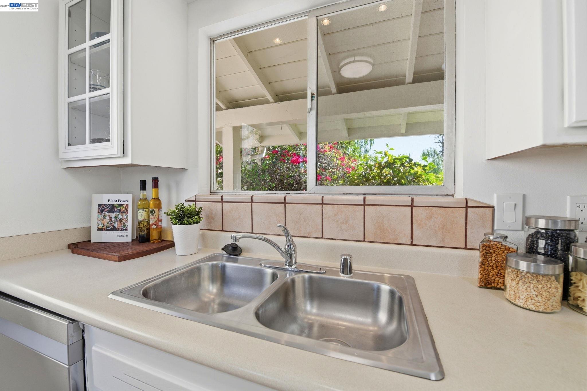 Detail Gallery Image 9 of 38 For 24889 Bland St, Hayward,  CA 94541 - 2 Beds | 1/1 Baths