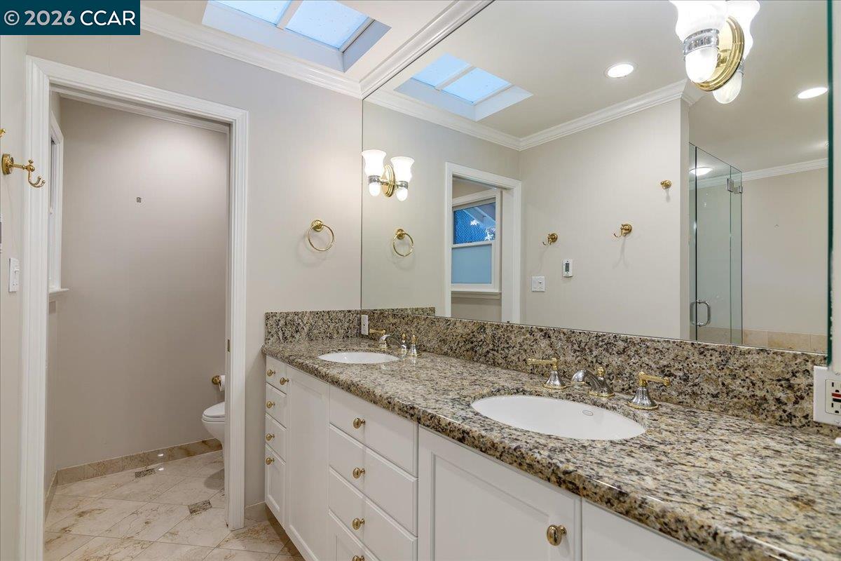 Detail Gallery Image 15 of 30 For 539 Dalewood Dr, Orinda,  CA 94563 - 4 Beds | 3 Baths