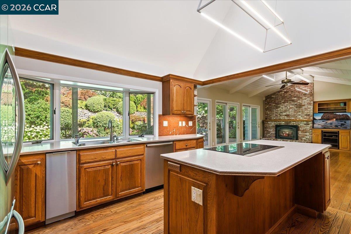 Detail Gallery Image 10 of 30 For 539 Dalewood Dr, Orinda,  CA 94563 - 4 Beds | 3 Baths