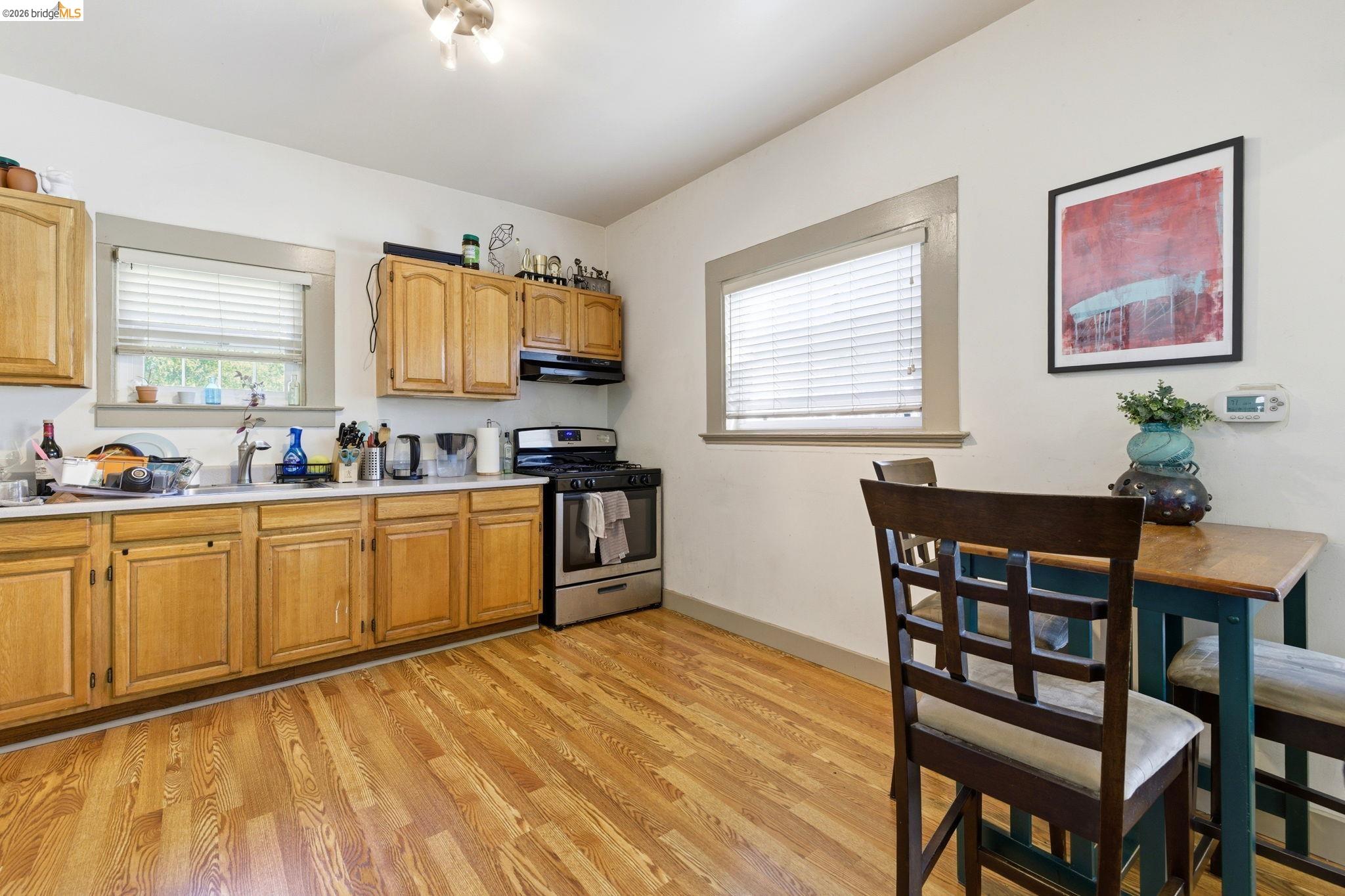 Detail Gallery Image 4 of 22 For 1102 10th St, Oakland,  CA 94607 - – Beds | – Baths