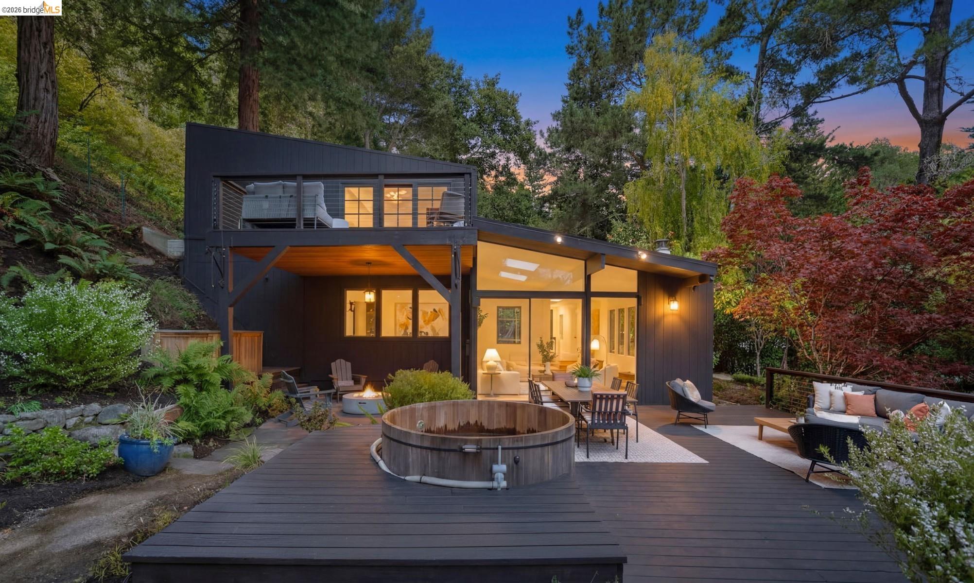 Detail Gallery Image 2 of 57 For 6966 Paso Robles Drive, Oakland,  CA 94611 - 3 Beds | 2/1 Baths