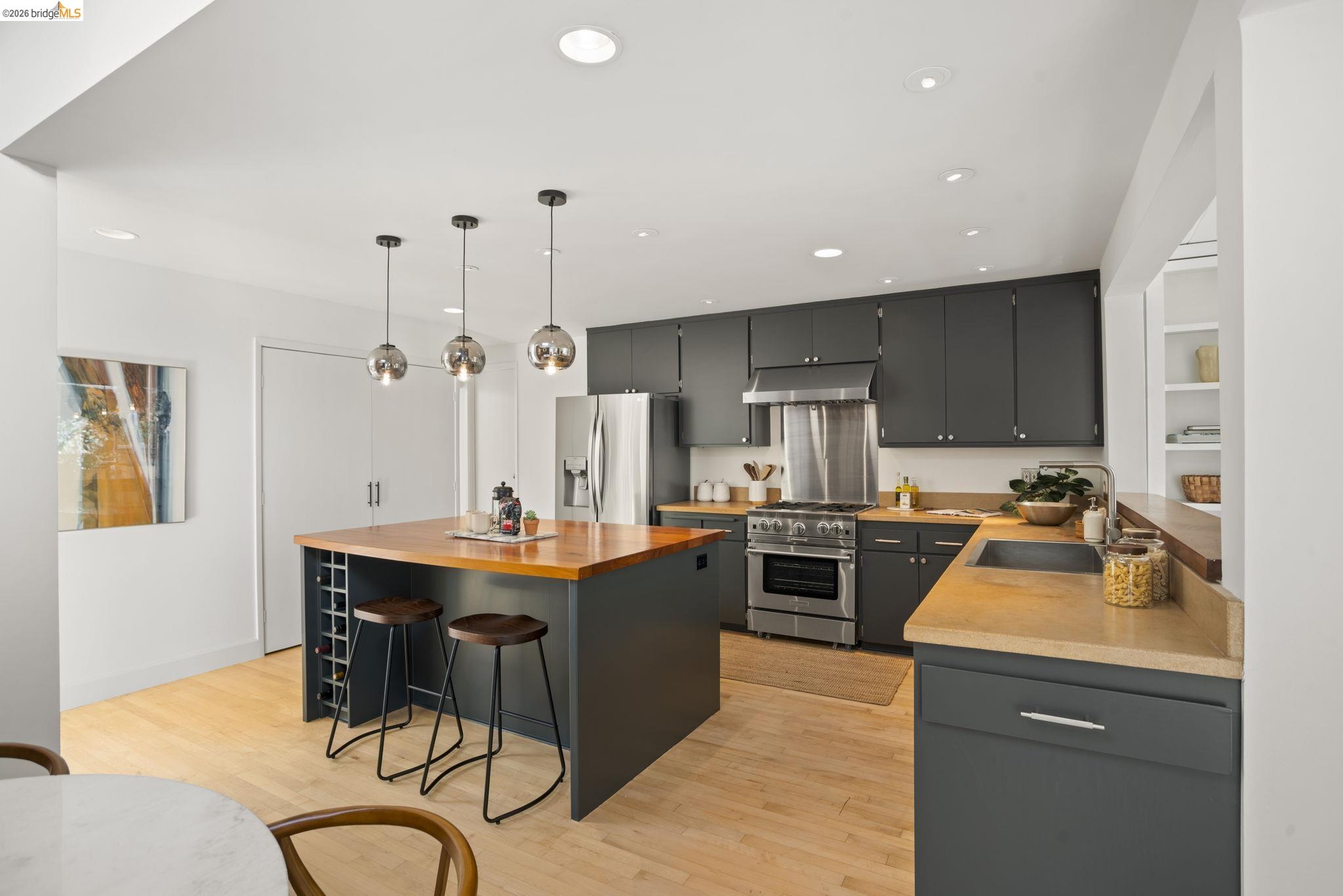 Detail Gallery Image 13 of 57 For 6966 Paso Robles Drive, Oakland,  CA 94611 - 3 Beds | 2/1 Baths