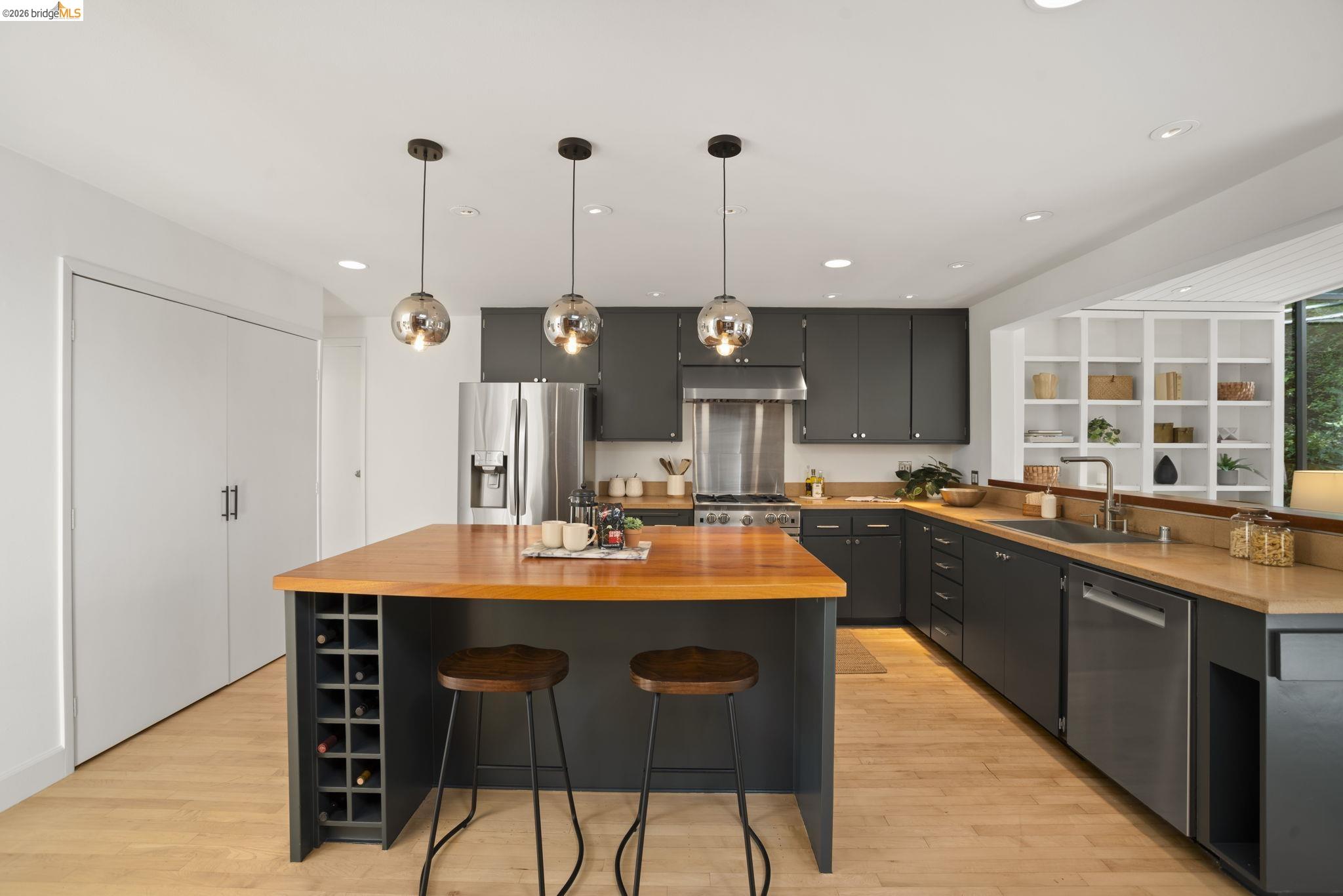 Detail Gallery Image 14 of 57 For 6966 Paso Robles Drive, Oakland,  CA 94611 - 3 Beds | 2/1 Baths