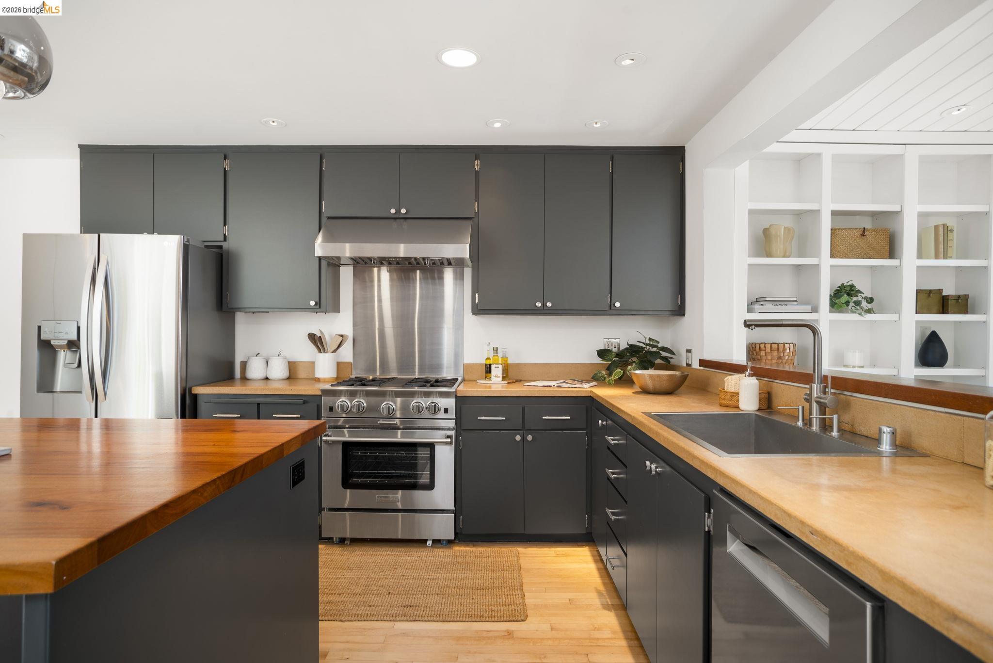 Detail Gallery Image 15 of 57 For 6966 Paso Robles Drive, Oakland,  CA 94611 - 3 Beds | 2/1 Baths