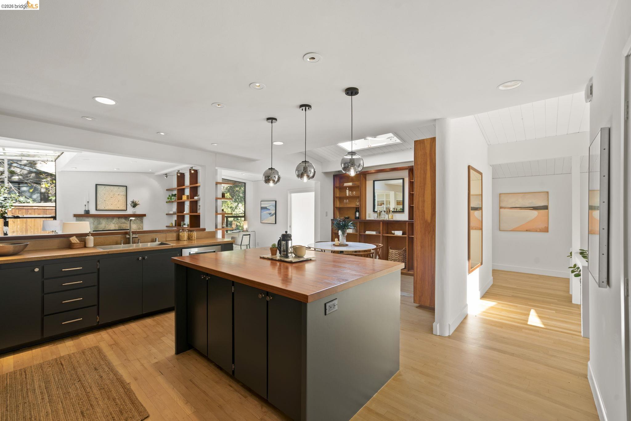 Detail Gallery Image 18 of 57 For 6966 Paso Robles Drive, Oakland,  CA 94611 - 3 Beds | 2/1 Baths