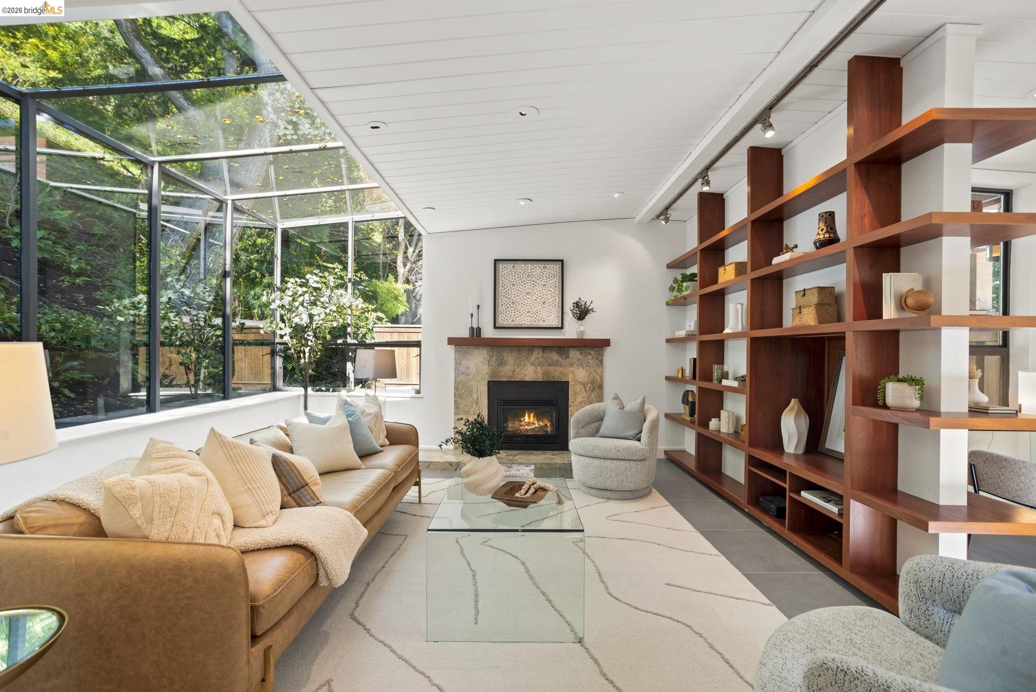 Detail Gallery Image 6 of 57 For 6966 Paso Robles Drive, Oakland,  CA 94611 - 3 Beds | 2/1 Baths