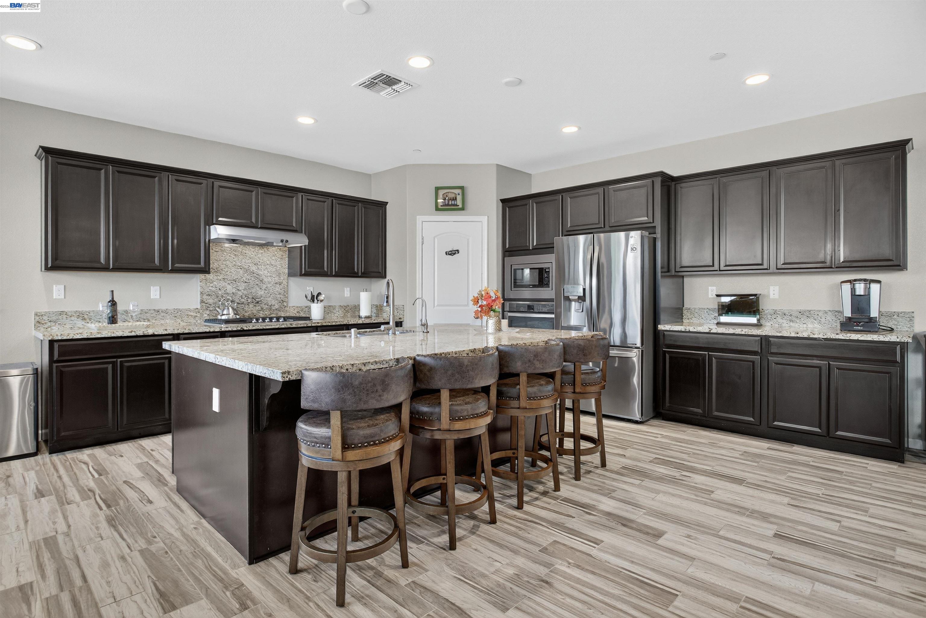 Detail Gallery Image 12 of 53 For 1787 Branson Court, Lathrop,  CA 95330 - 5 Beds | 4/1 Baths