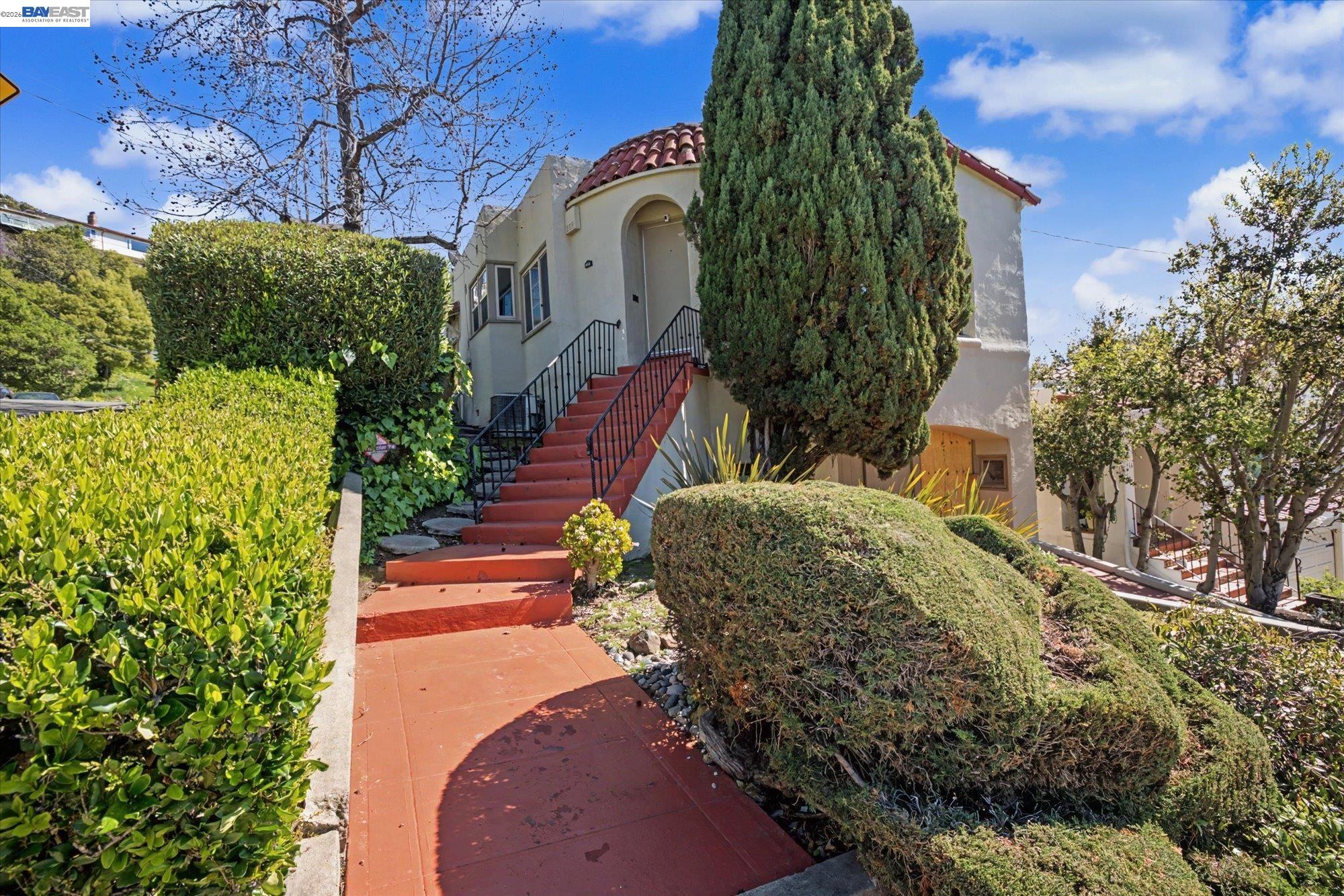 Detail Gallery Image 2 of 49 For 2972 El Monte Ave, Oakland,  CA 94605 - 3 Beds | 1 Baths