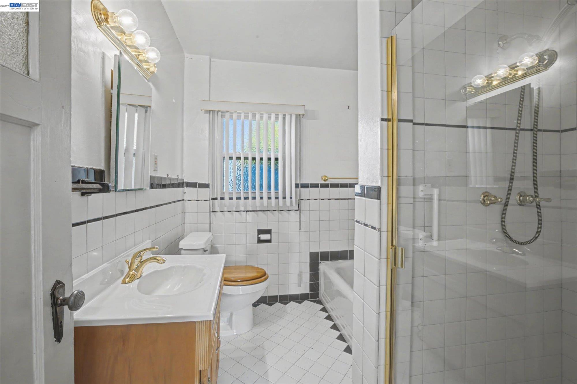 Detail Gallery Image 13 of 49 For 2972 El Monte Ave, Oakland,  CA 94605 - 3 Beds | 1 Baths