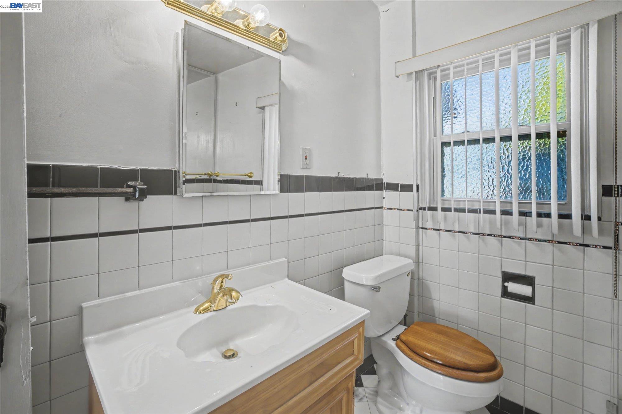 Detail Gallery Image 15 of 49 For 2972 El Monte Ave, Oakland,  CA 94605 - 3 Beds | 1 Baths