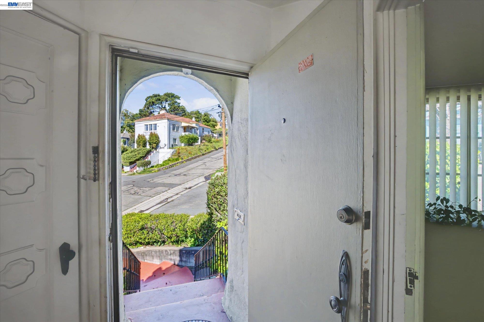 Detail Gallery Image 3 of 49 For 2972 El Monte Ave, Oakland,  CA 94605 - 3 Beds | 1 Baths
