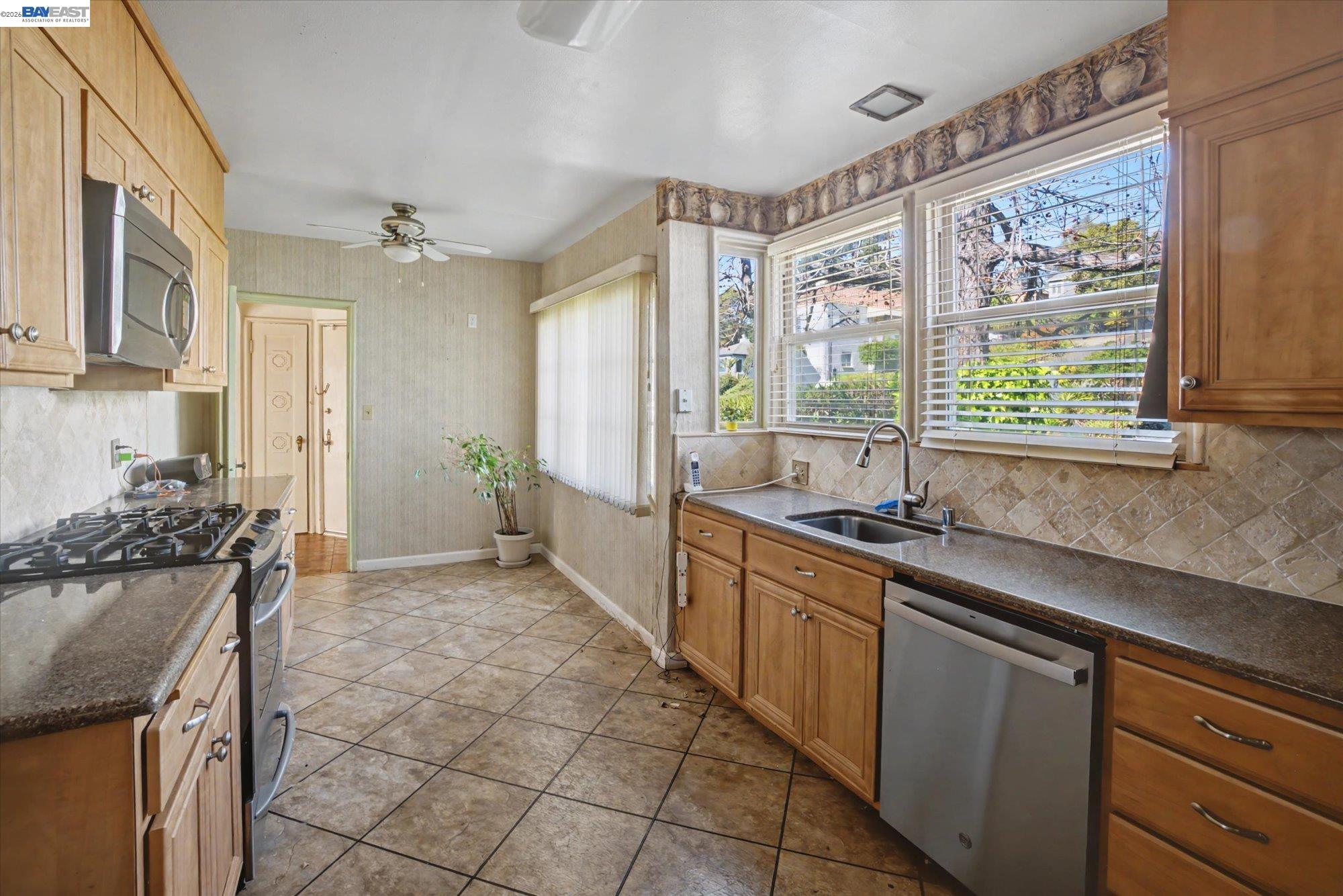 Detail Gallery Image 25 of 49 For 2972 El Monte Ave, Oakland,  CA 94605 - 3 Beds | 1 Baths