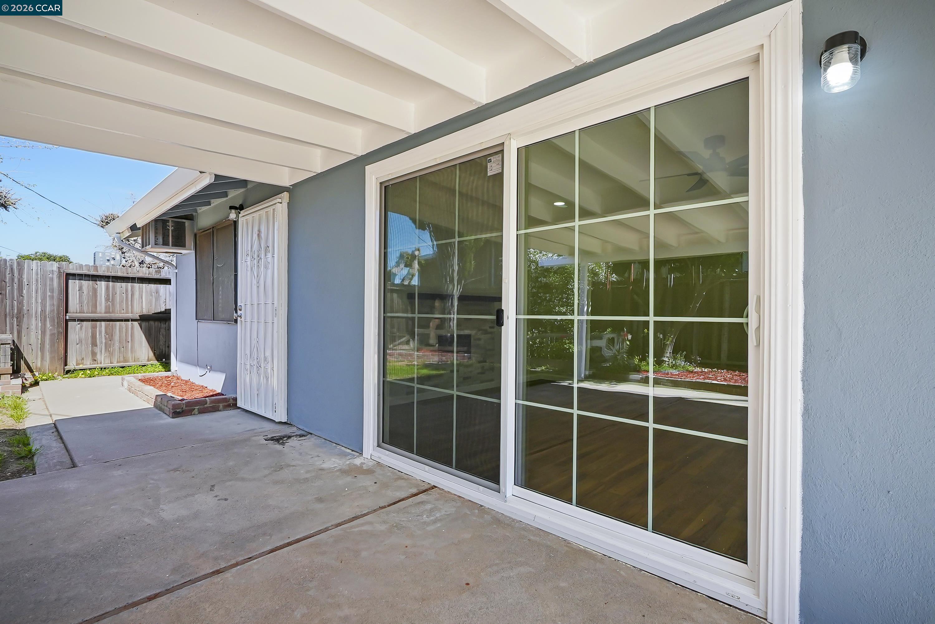 Detail Gallery Image 5 of 57 For 6860 Cunningham Way, Sacramento,  CA 95828 - 3 Beds | 1/1 Baths