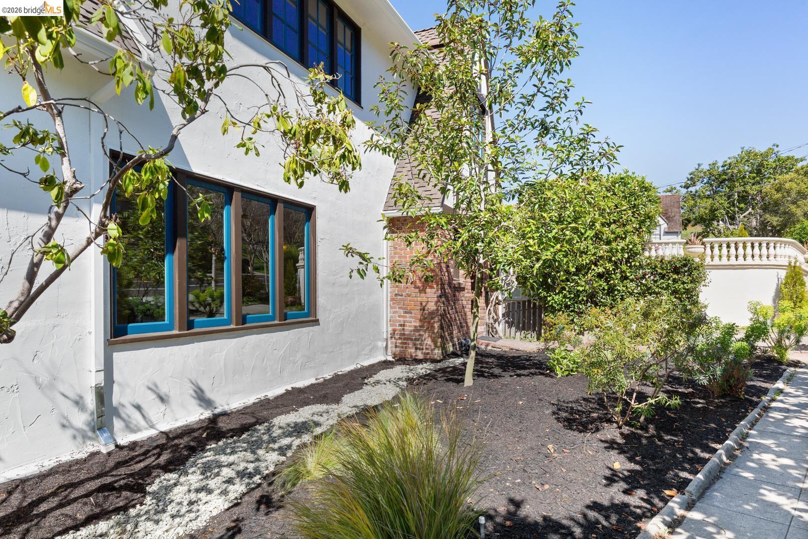 Detail Gallery Image 12 of 60 For 758 Spruce St, Berkeley,  CA 94707-2041 - 3 Beds | 3/1 Baths