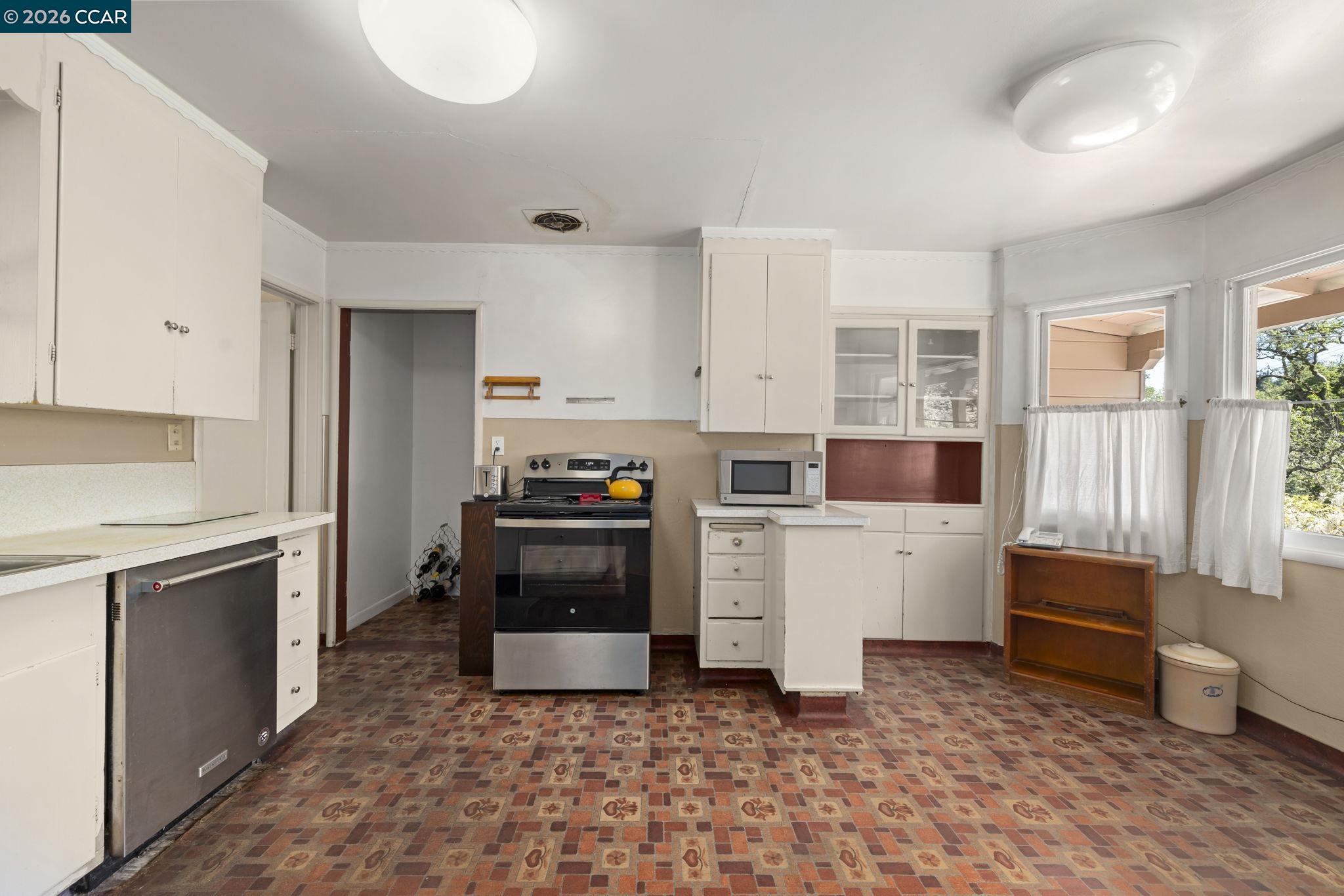 Detail Gallery Image 13 of 30 For 847 Acalanes Rd, Lafayette,  CA 94549 - 3 Beds | 2/1 Baths