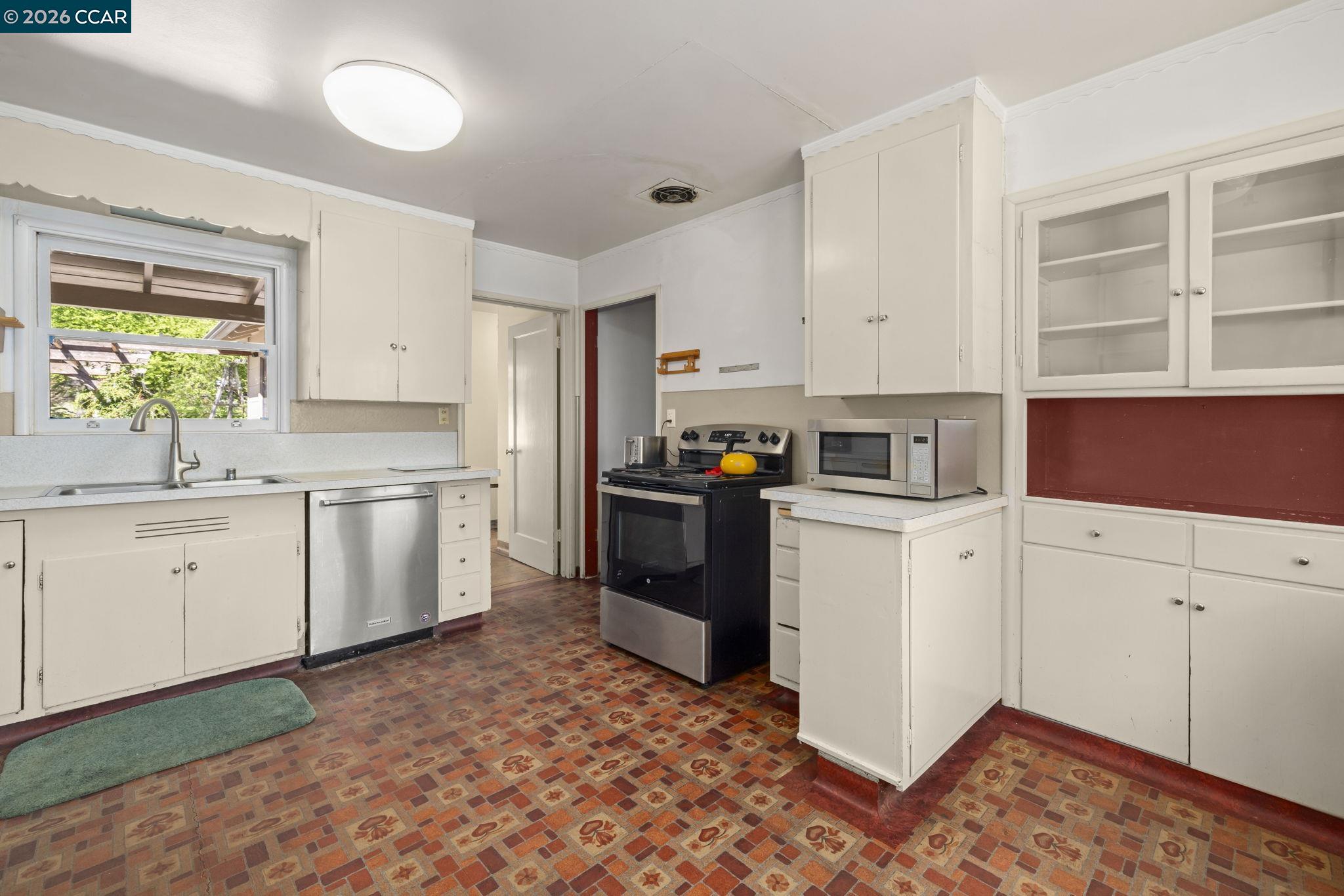 Detail Gallery Image 16 of 30 For 847 Acalanes Rd, Lafayette,  CA 94549 - 3 Beds | 2/1 Baths