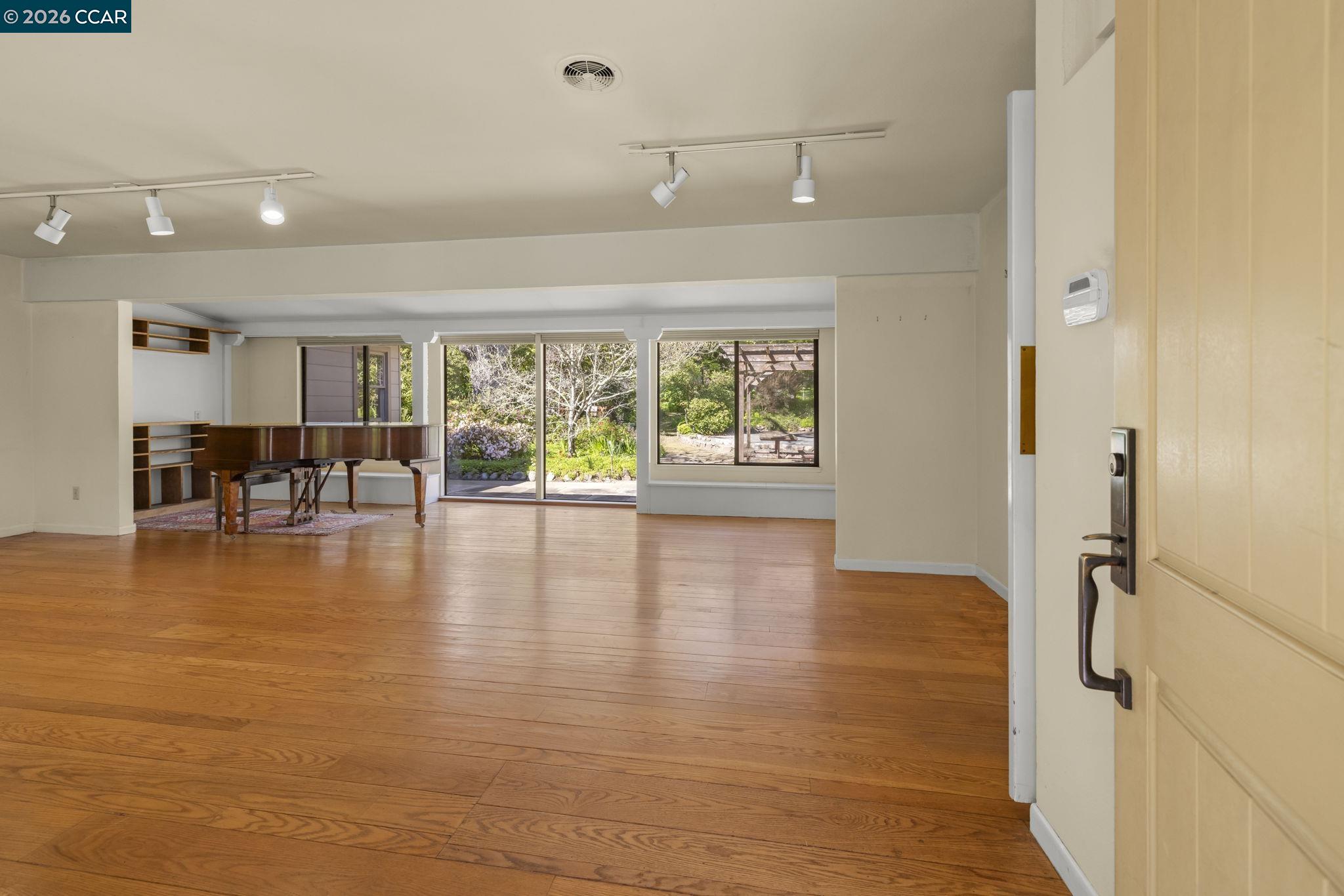 Detail Gallery Image 5 of 30 For 847 Acalanes Rd, Lafayette,  CA 94549 - 3 Beds | 2/1 Baths