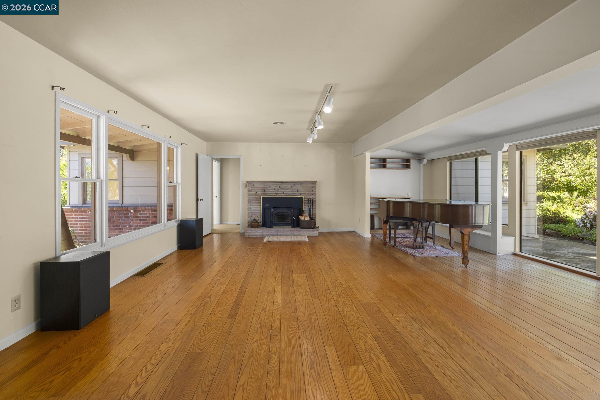 Detail Gallery Image 6 of 30 For 847 Acalanes Rd, Lafayette,  CA 94549 - 3 Beds | 2/1 Baths