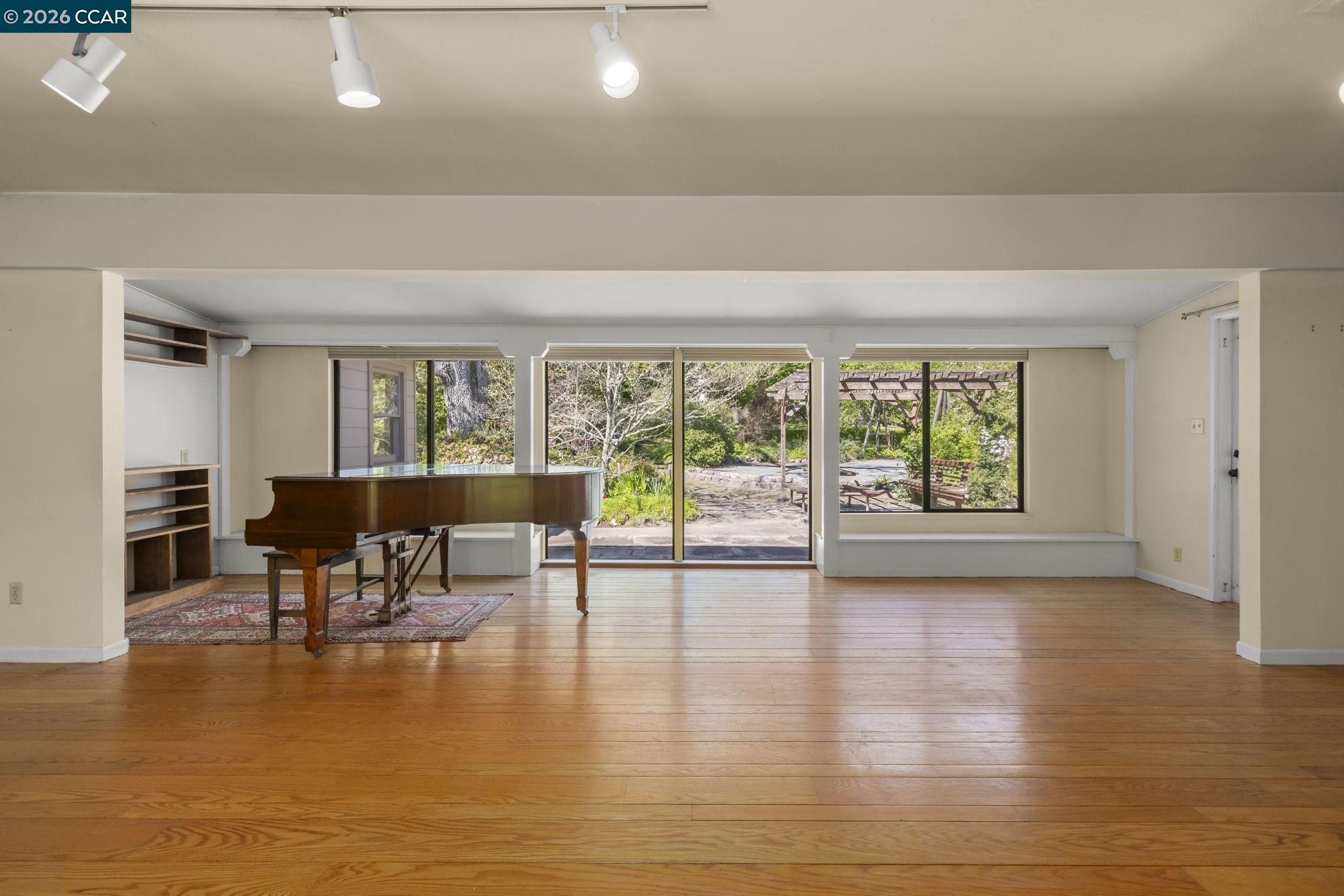 Detail Gallery Image 7 of 30 For 847 Acalanes Rd, Lafayette,  CA 94549 - 3 Beds | 2/1 Baths