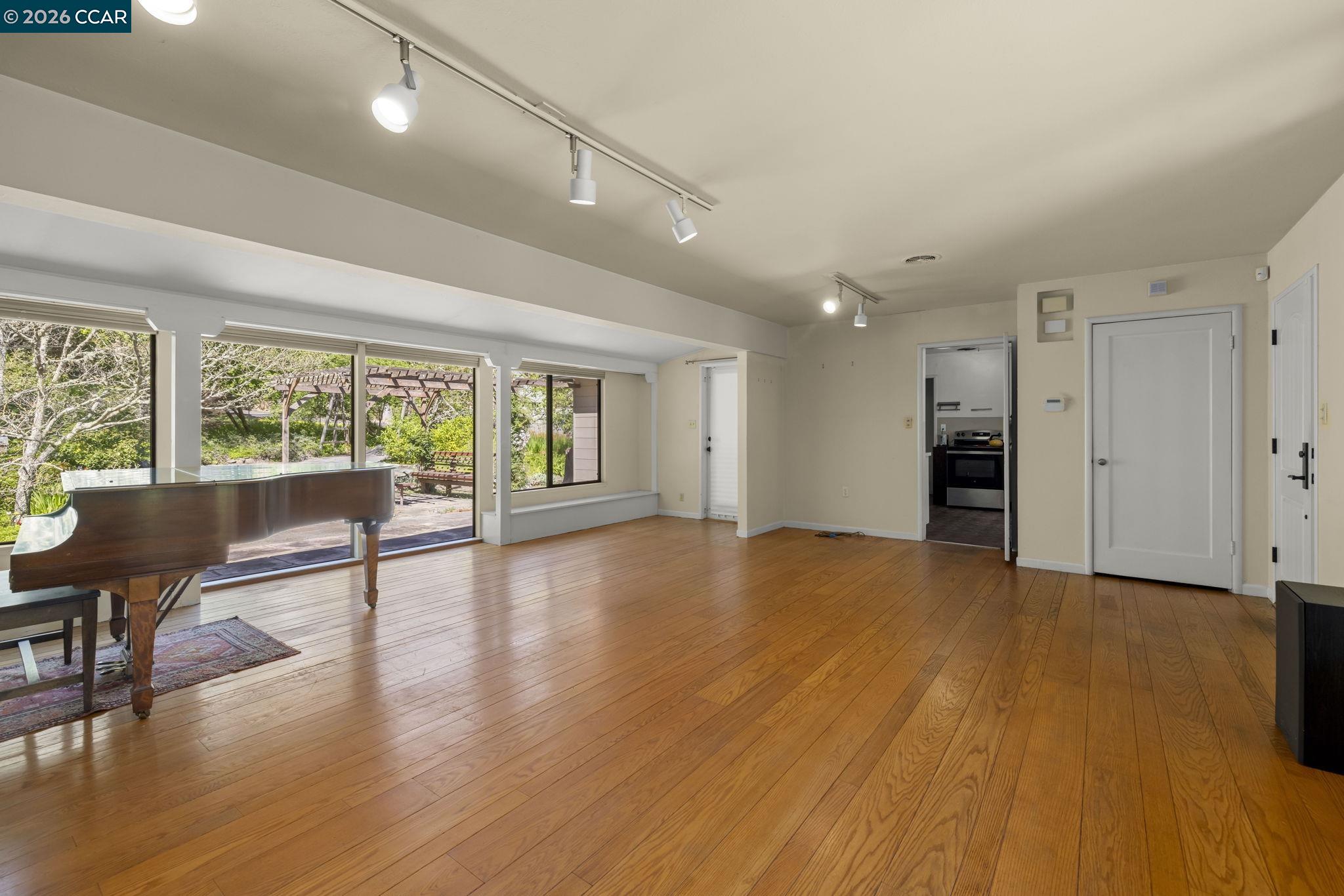 Detail Gallery Image 8 of 30 For 847 Acalanes Rd, Lafayette,  CA 94549 - 3 Beds | 2/1 Baths