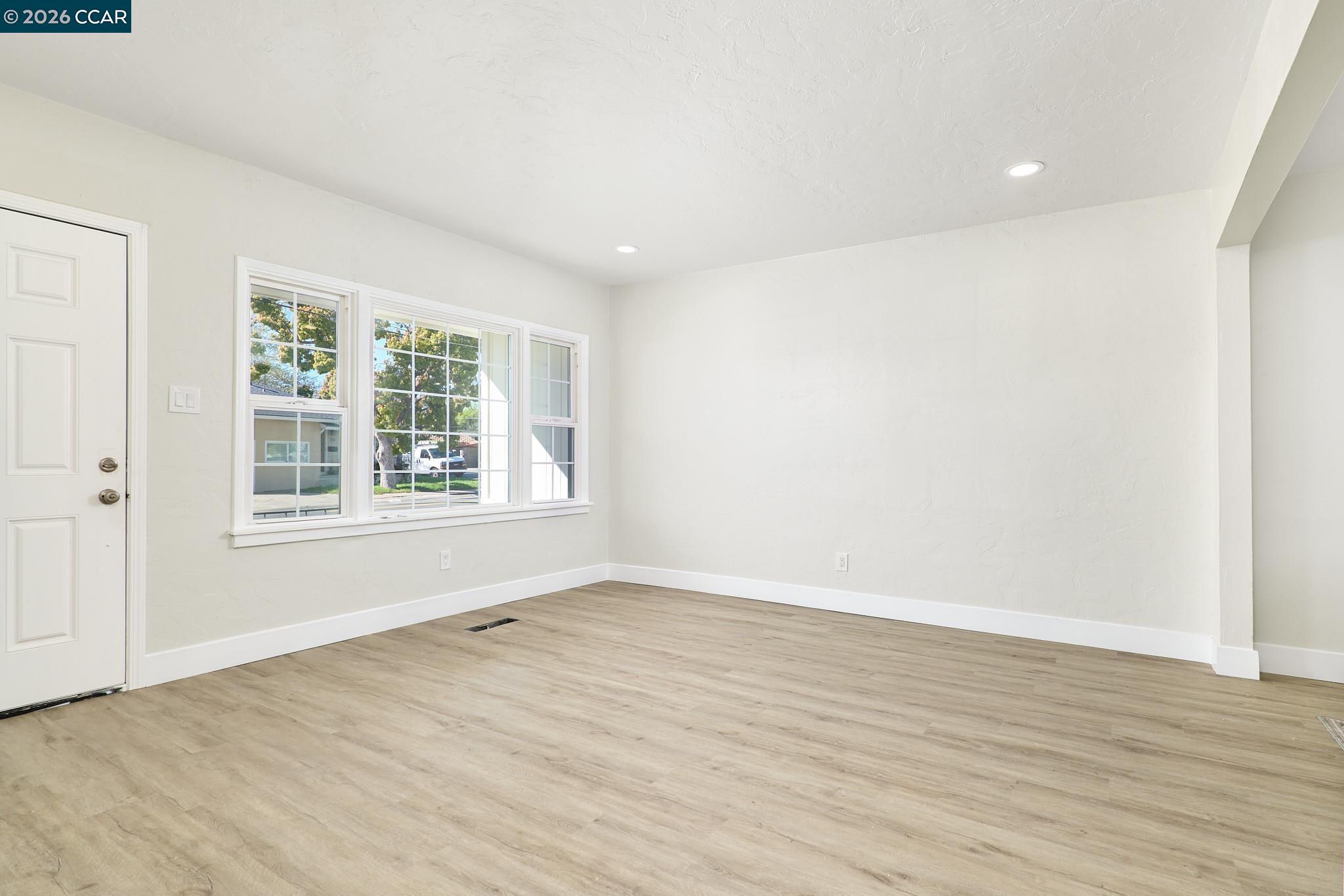 Detail Gallery Image 4 of 29 For 90 Manville Ave, Pittsburg,  CA 94565 - 3 Beds | 2 Baths