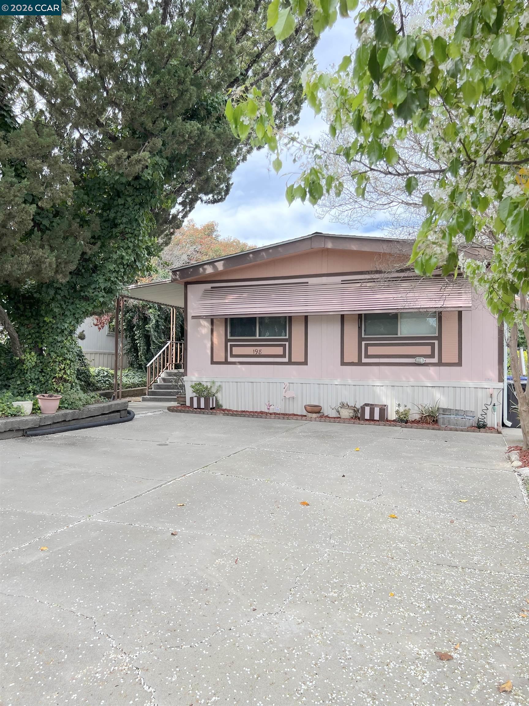 Detail Gallery Image 2 of 39 For 198 Kona Cir #198,  Pittsburg,  CA 94565 - 3 Beds | 2 Baths