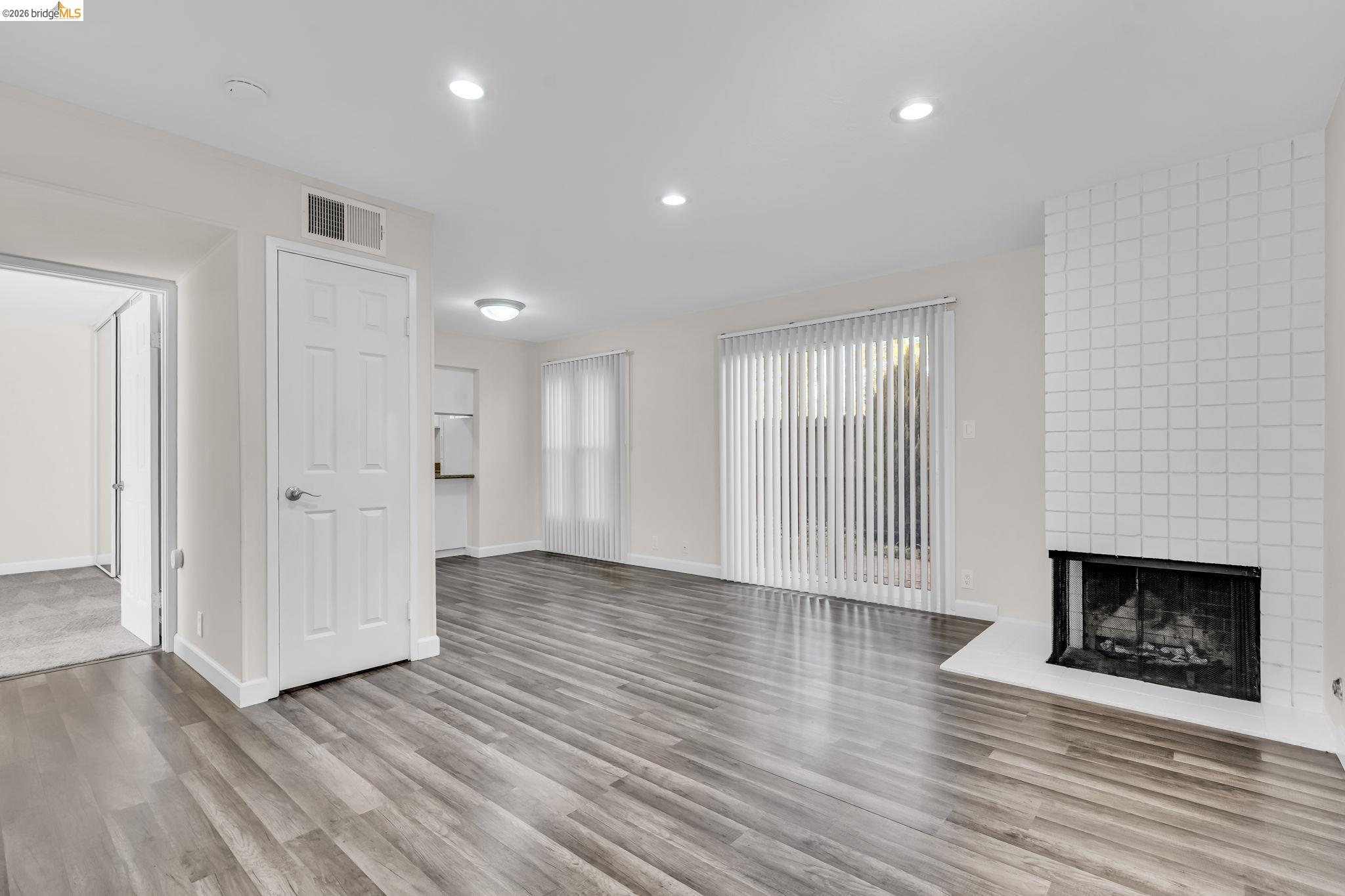 Detail Gallery Image 2 of 12 For 1942 Desert Cir, Walnut Creek,  CA 94598 - – Beds | – Baths