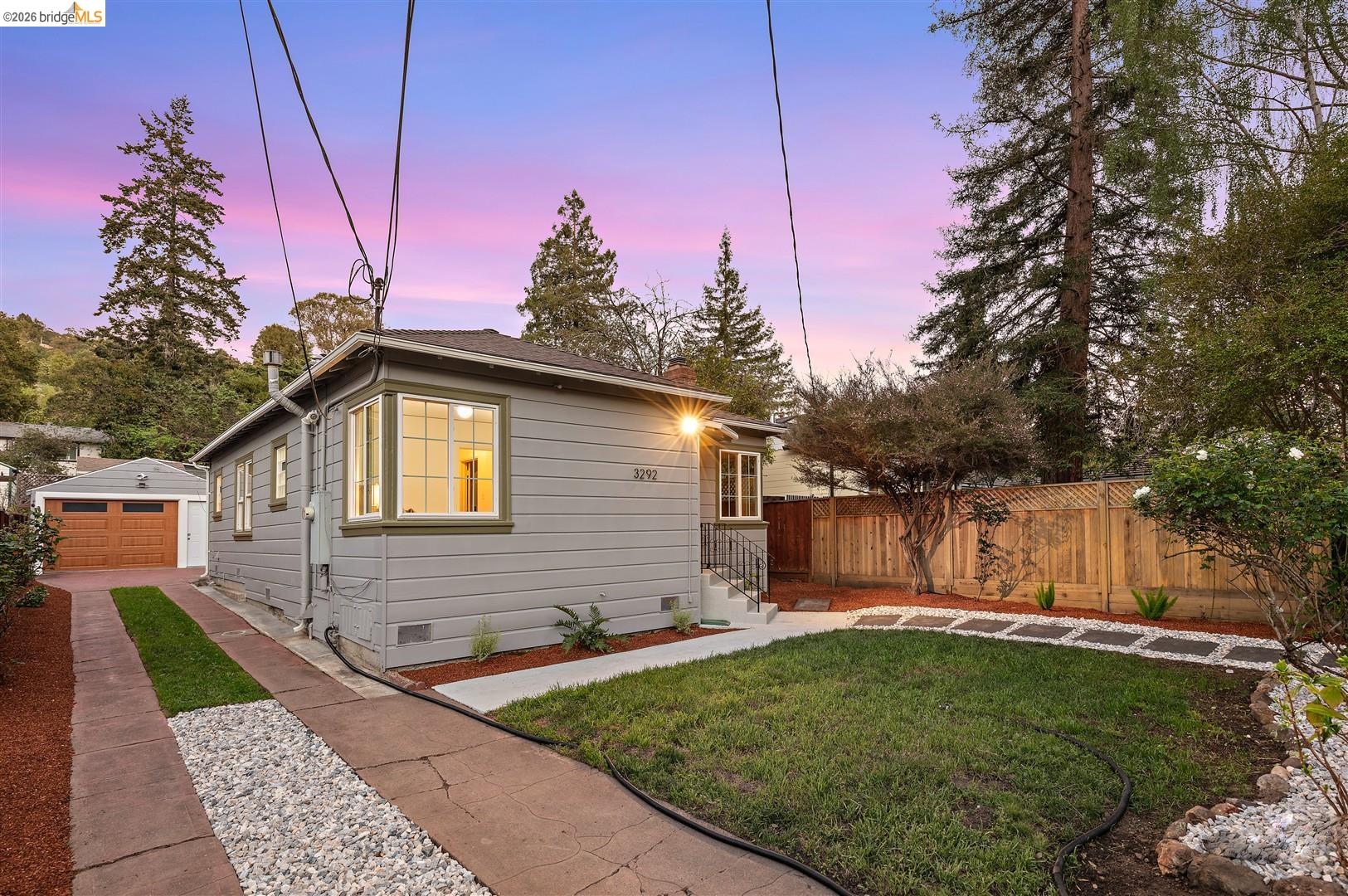 Detail Gallery Image 2 of 39 For 3292 Jordan Rd, Oakland,  CA 94602 - 2 Beds | 1 Baths