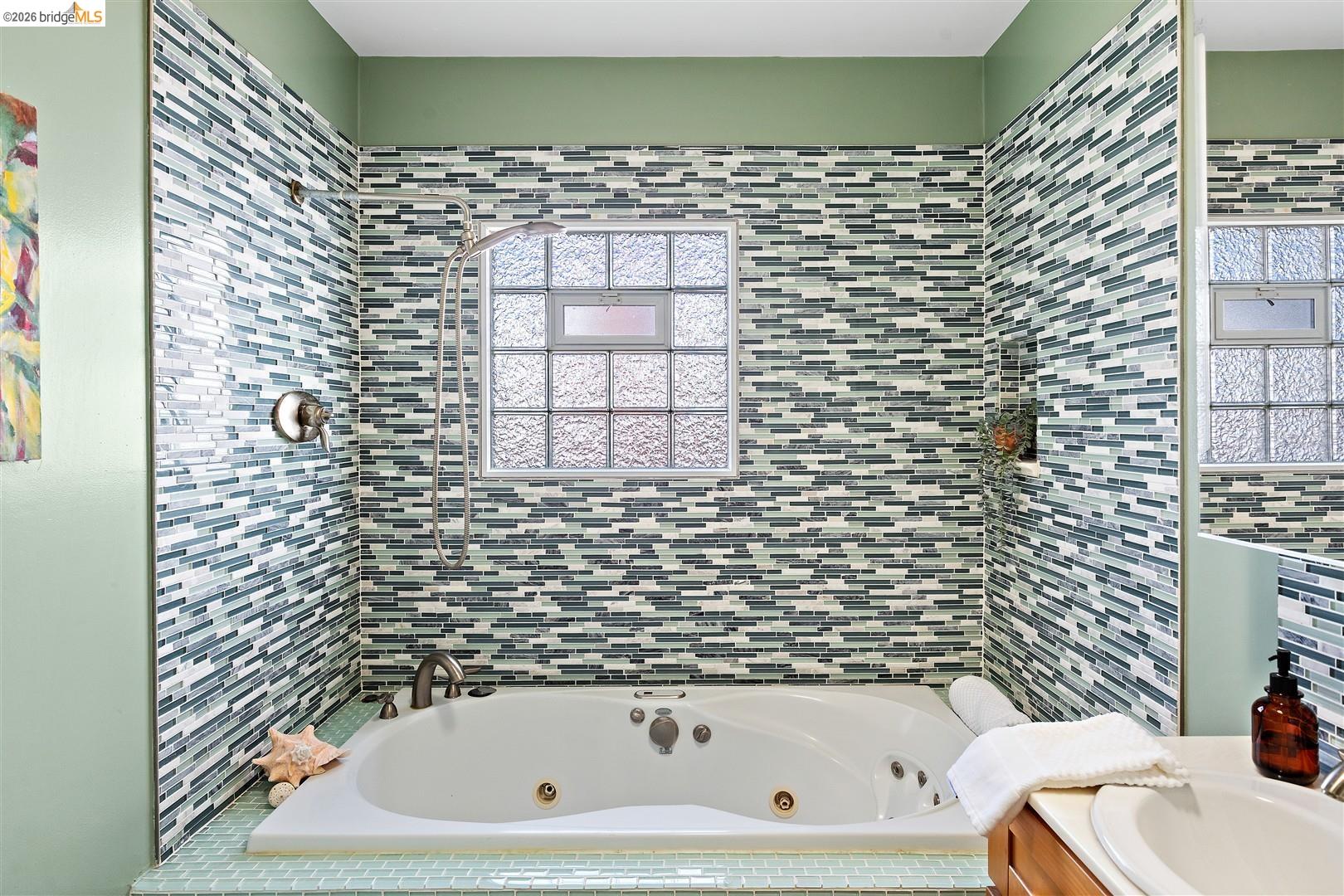 Detail Gallery Image 20 of 39 For 3292 Jordan Rd, Oakland,  CA 94602 - 2 Beds | 1 Baths