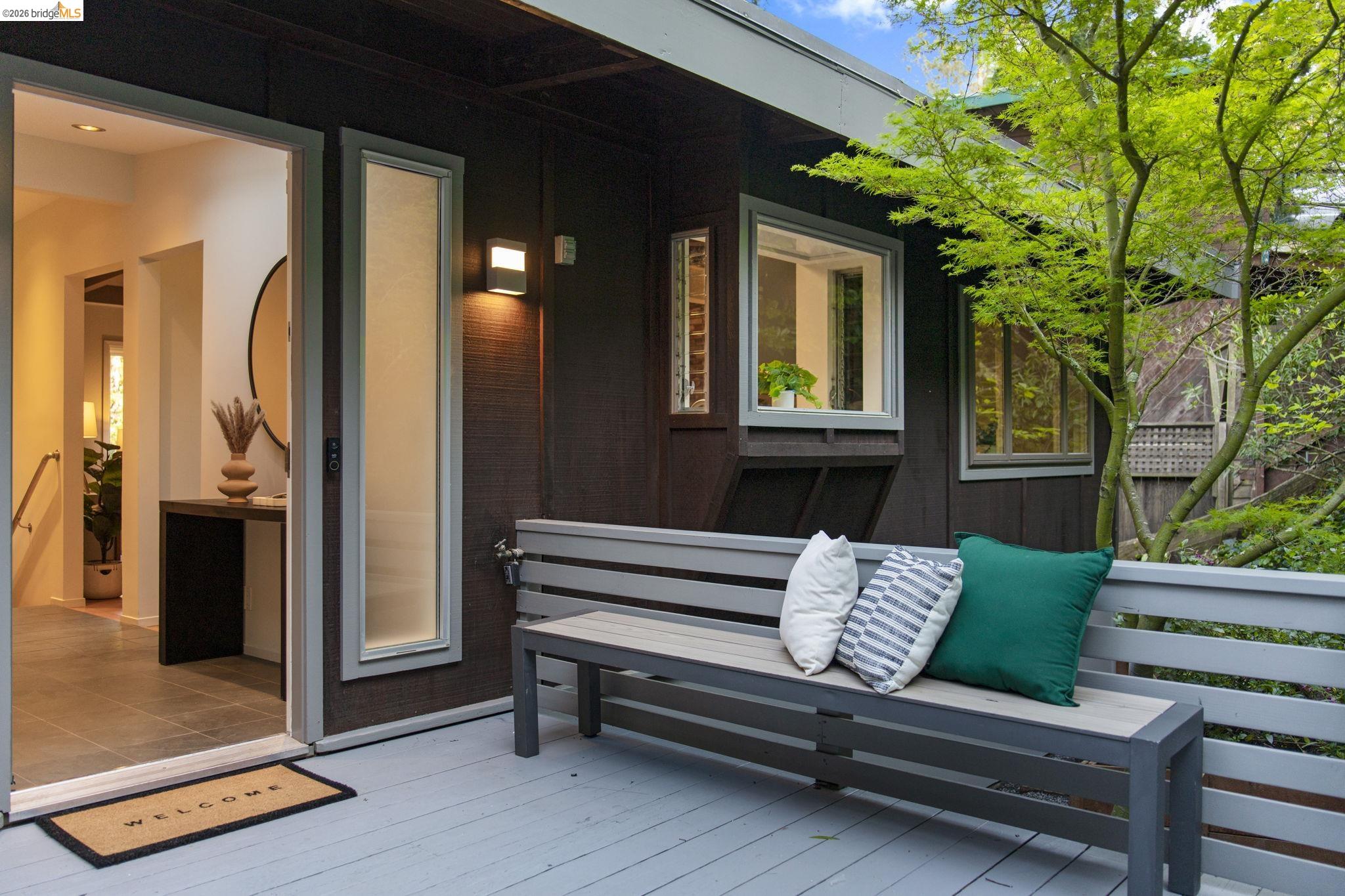 Detail Gallery Image 2 of 51 For 6476 Valley View Rd., Oakland,  CA 94611 - 4 Beds | 3 Baths