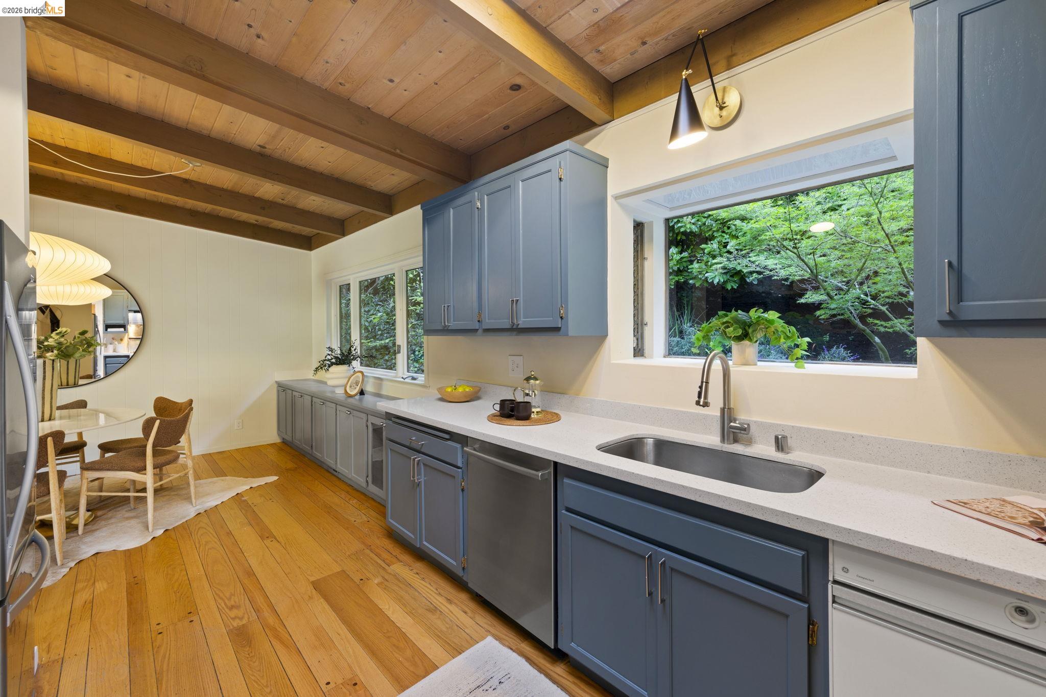 Detail Gallery Image 11 of 51 For 6476 Valley View Rd., Oakland,  CA 94611 - 4 Beds | 3 Baths