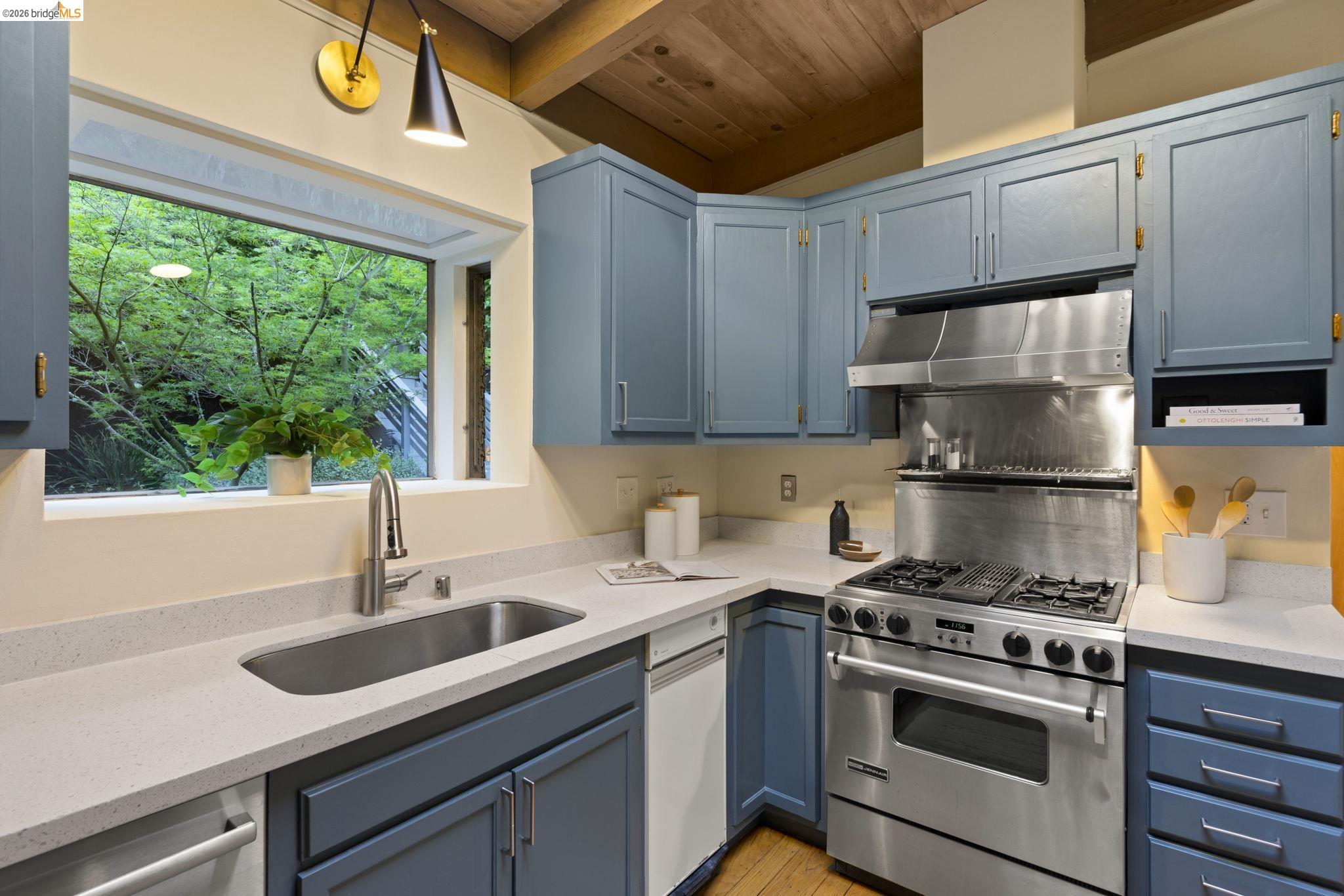 Detail Gallery Image 13 of 51 For 6476 Valley View Rd., Oakland,  CA 94611 - 4 Beds | 3 Baths