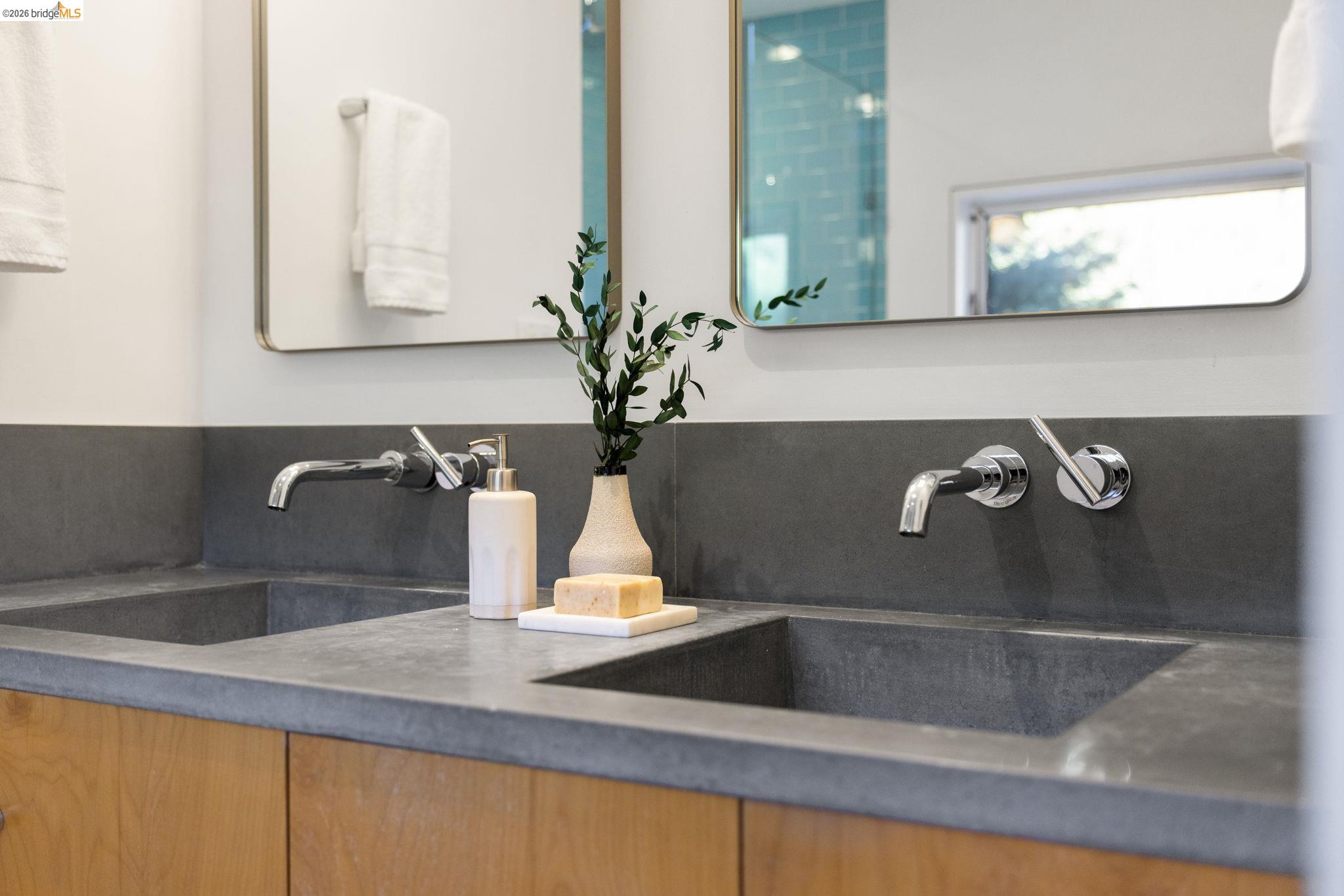 Detail Gallery Image 19 of 51 For 6476 Valley View Rd., Oakland,  CA 94611 - 4 Beds | 3 Baths