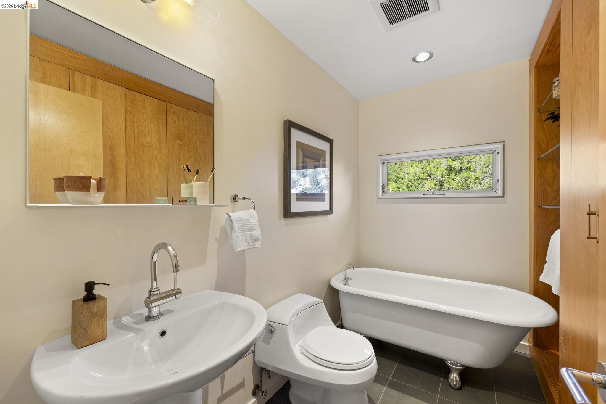 Detail Gallery Image 27 of 51 For 6476 Valley View Rd., Oakland,  CA 94611 - 4 Beds | 3 Baths