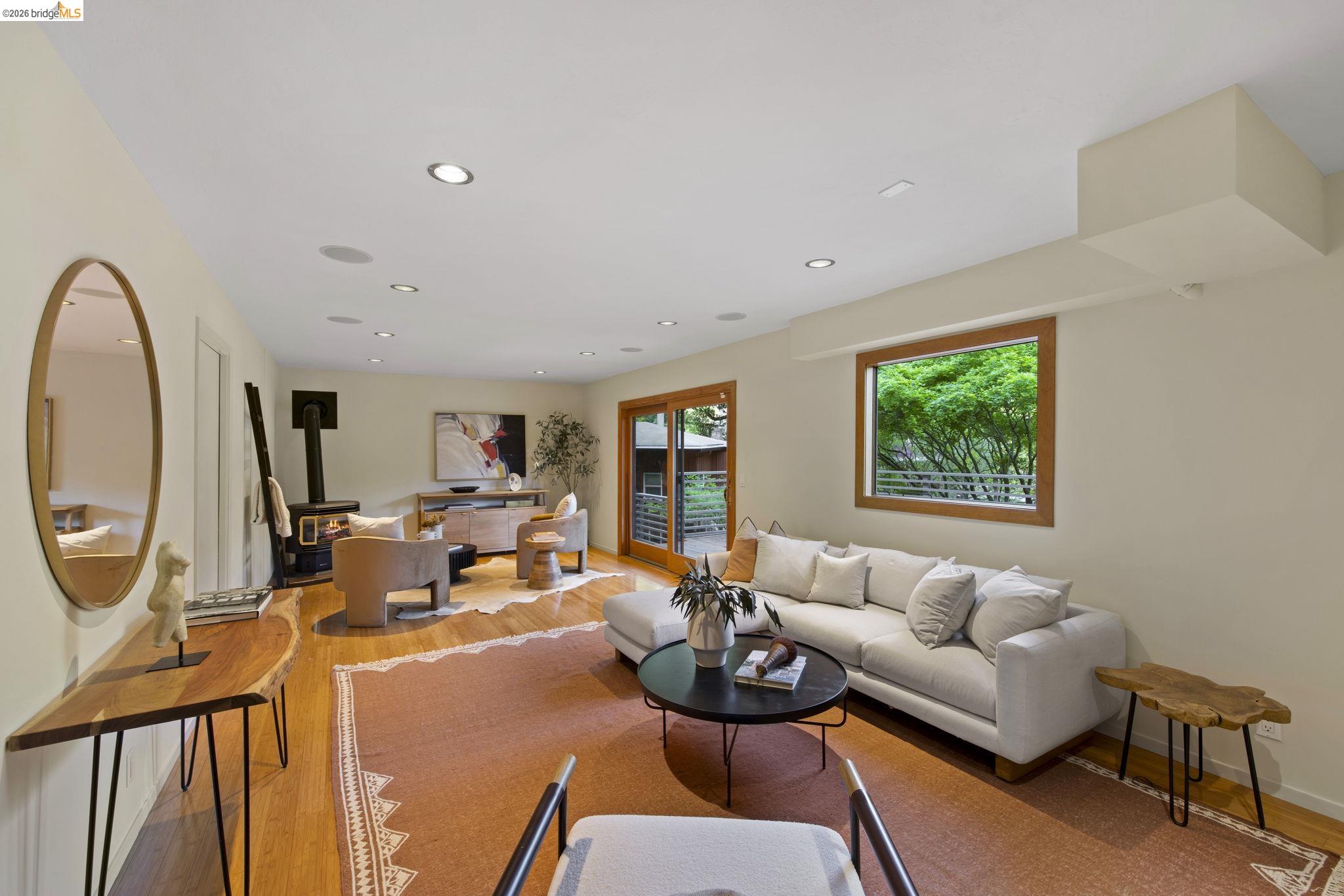 Detail Gallery Image 32 of 51 For 6476 Valley View Rd., Oakland,  CA 94611 - 4 Beds | 3 Baths