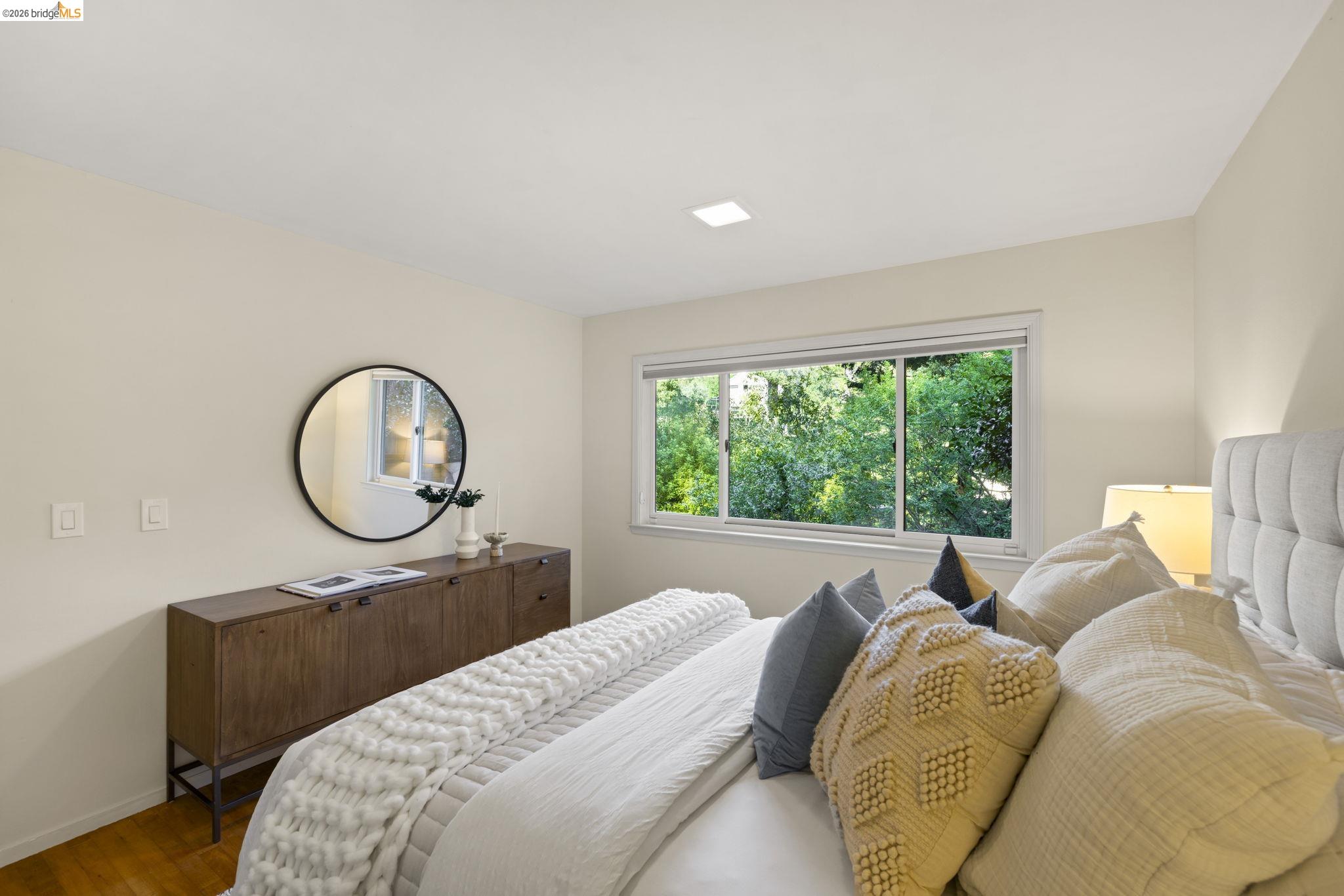 Detail Gallery Image 36 of 51 For 6476 Valley View Rd., Oakland,  CA 94611 - 4 Beds | 3 Baths