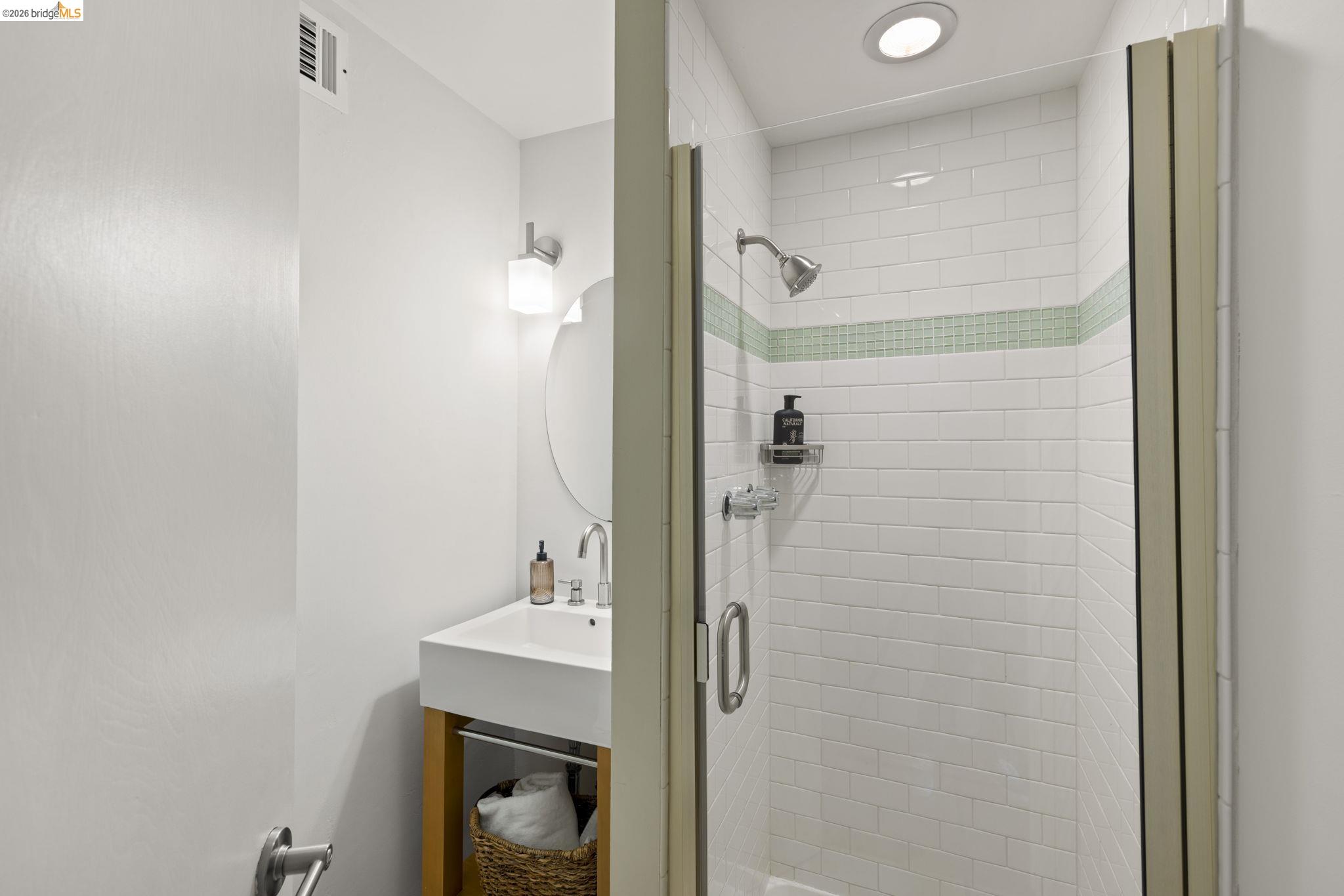 Detail Gallery Image 39 of 51 For 6476 Valley View Rd., Oakland,  CA 94611 - 4 Beds | 3 Baths