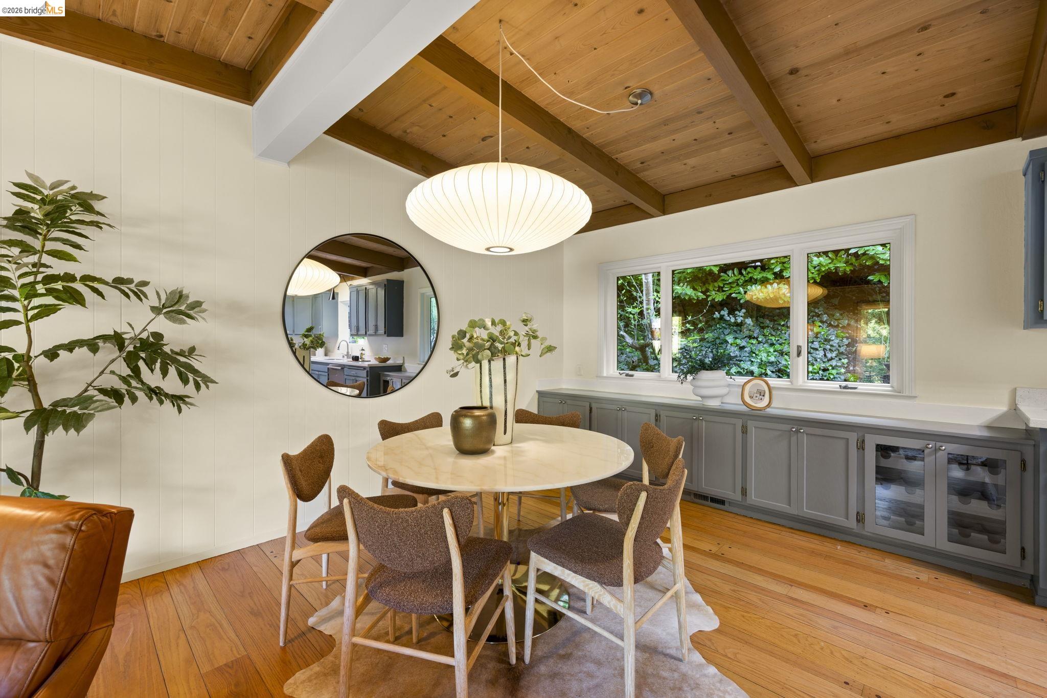 Detail Gallery Image 8 of 51 For 6476 Valley View Rd., Oakland,  CA 94611 - 4 Beds | 3 Baths