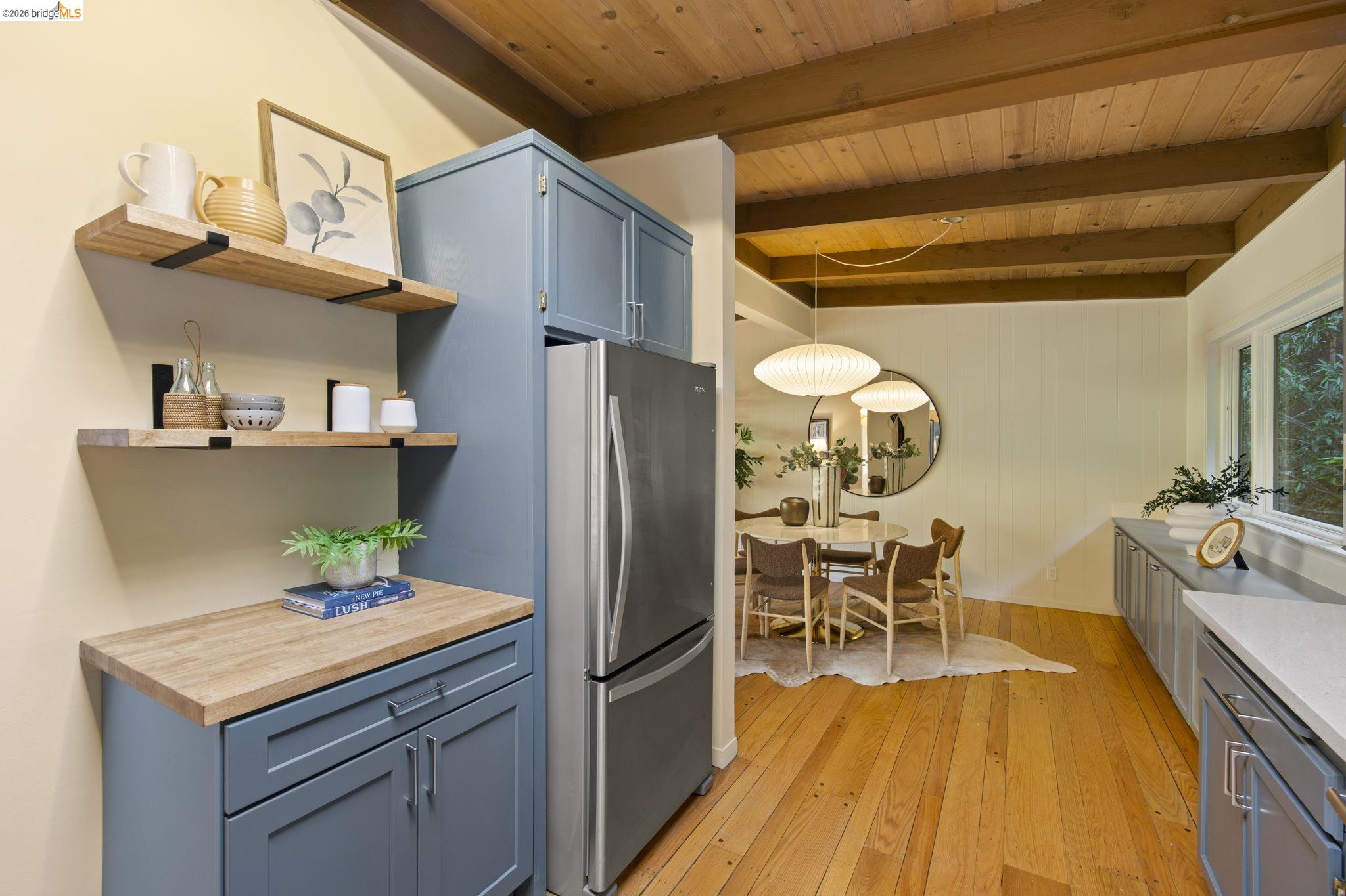 Detail Gallery Image 10 of 51 For 6476 Valley View Rd., Oakland,  CA 94611 - 4 Beds | 3 Baths